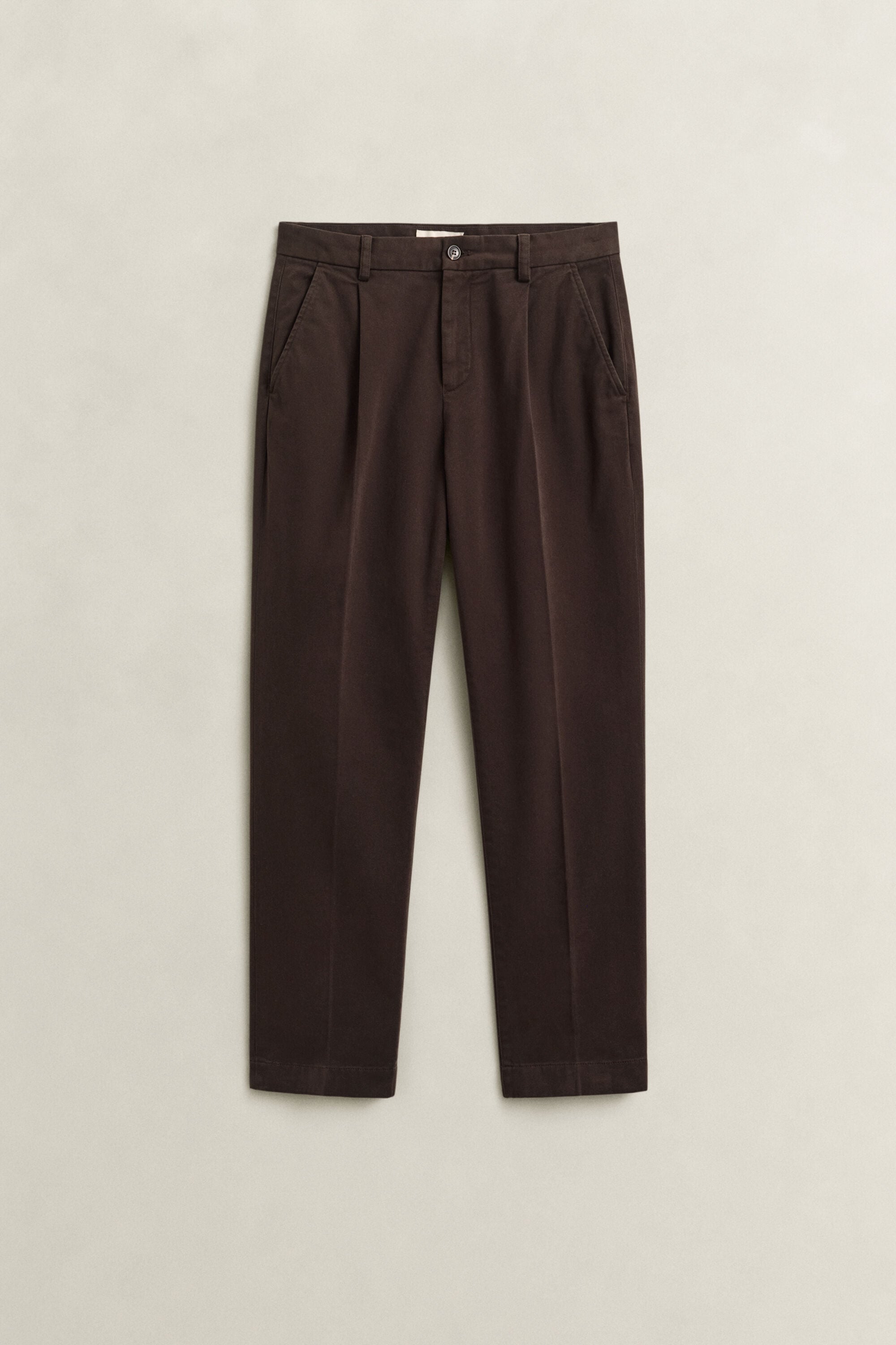 Pantalones chinos ajustados en el bajo