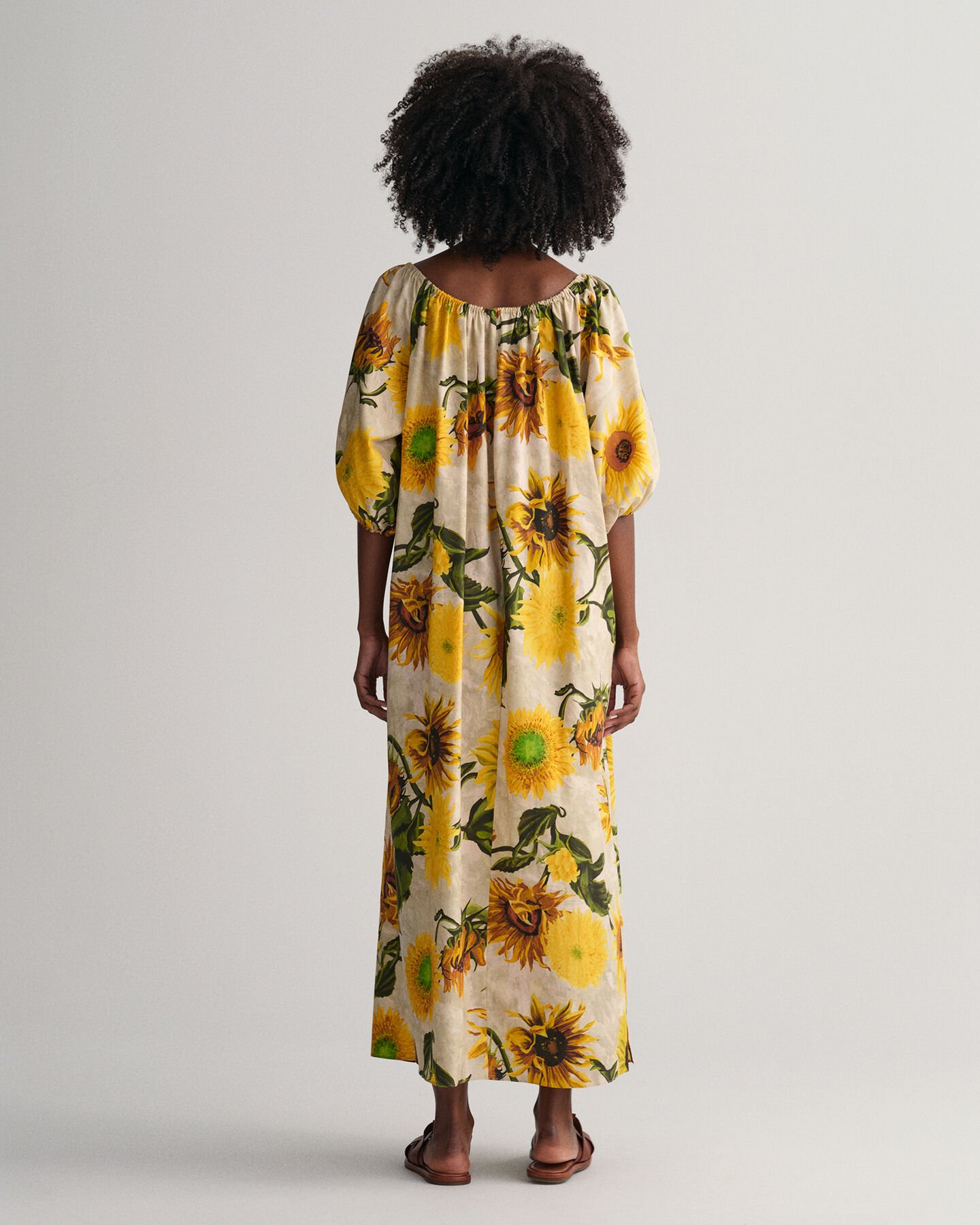 Vestido fruncido con estampado de girasoles