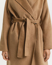 Abrigo cosido a mano con cinturón