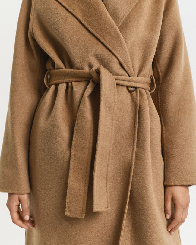 Abrigo cosido a mano con cinturón