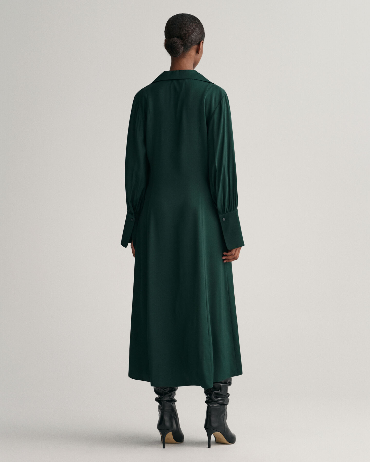 Vestido Slim Fit con pu&ntilde;os anchos