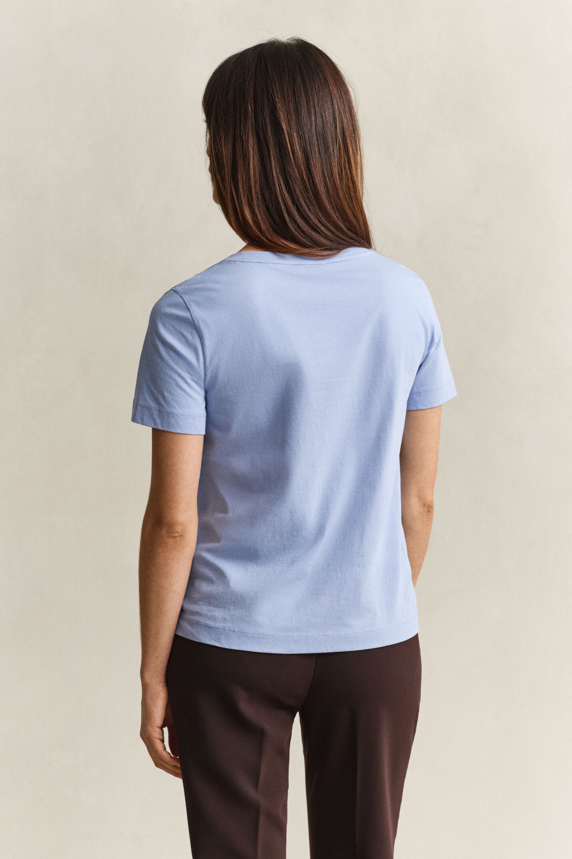 Camiseta Shield con cuello de pico