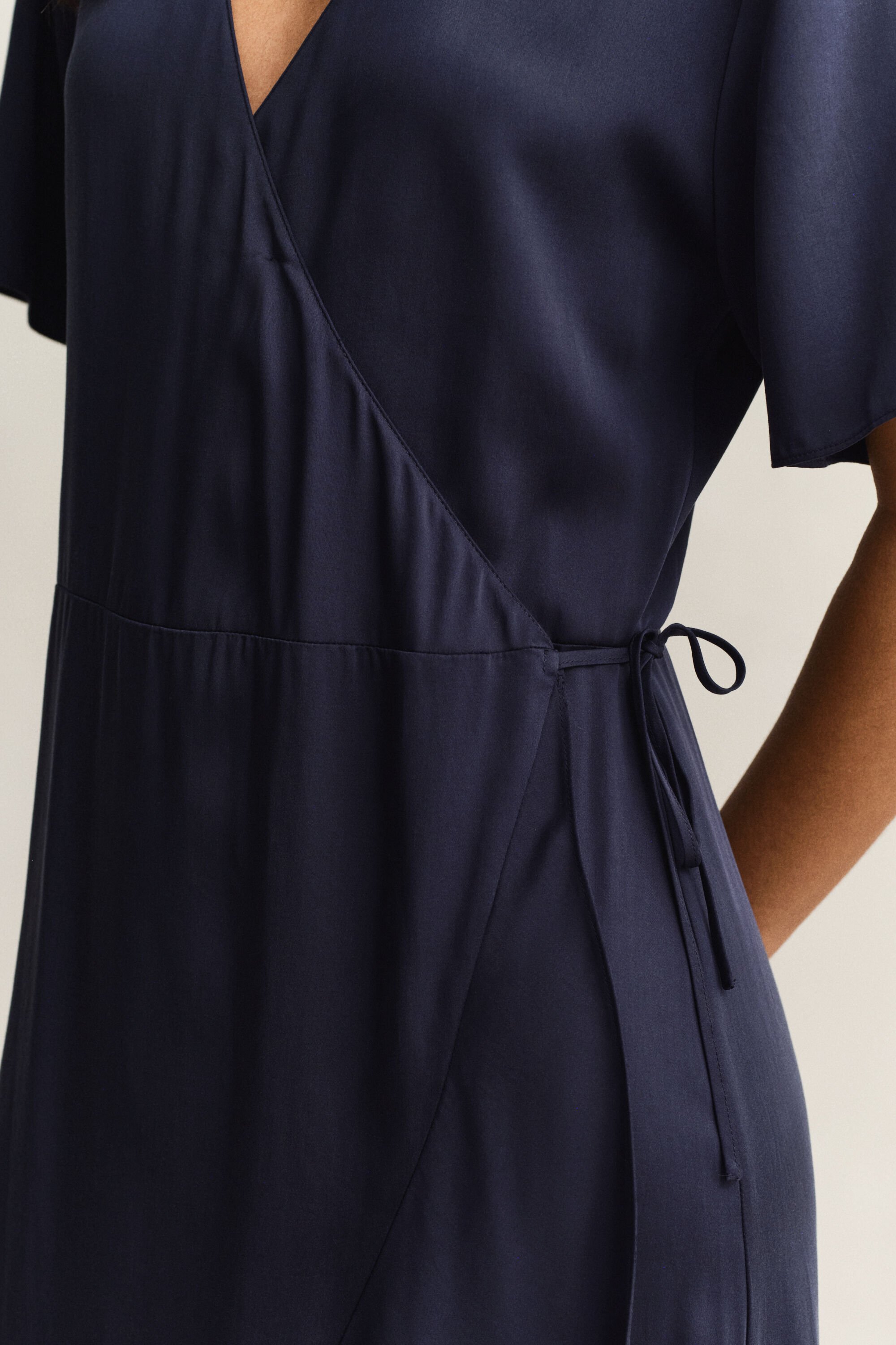 Vestido cruzado con volantes