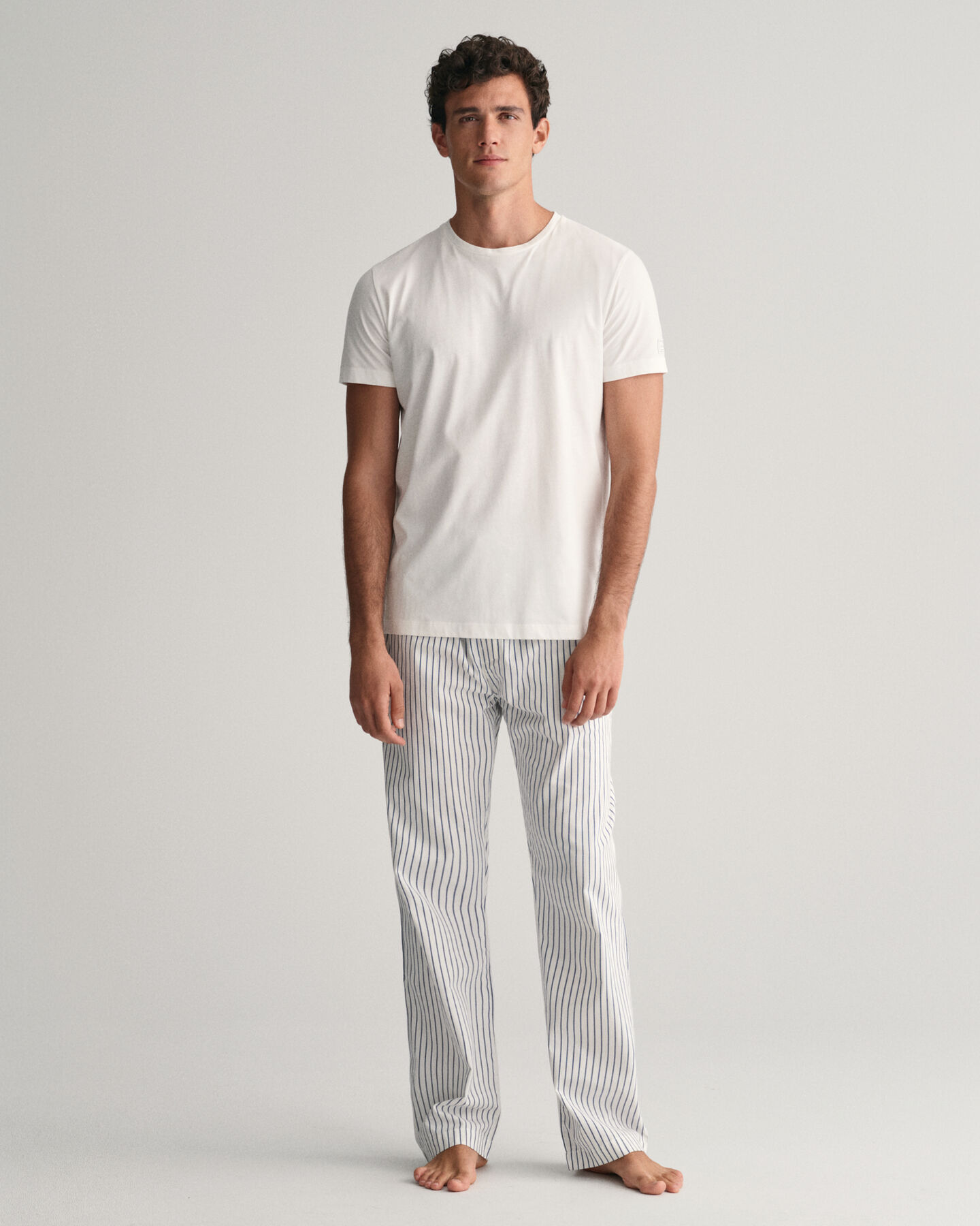 Caja de regalo con camiseta y pantalones de pijama a rayas