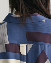 Vestido camisero con letras estampadas