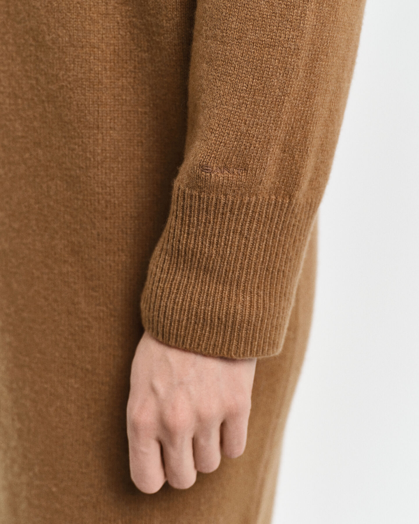 Vestido de cuello de cisne con detalle de espiga