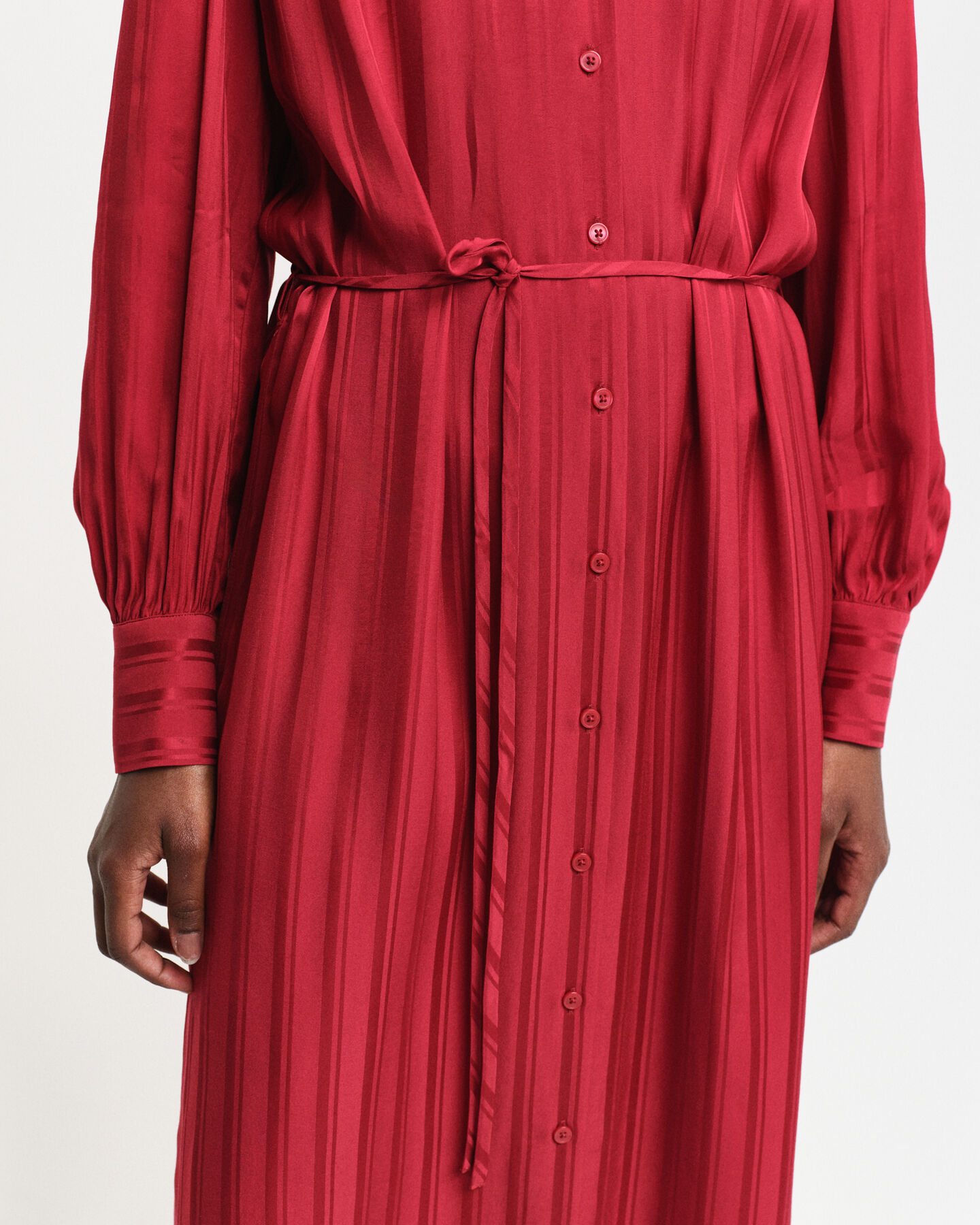 Vestido camisero de sat&eacute;n a rayas