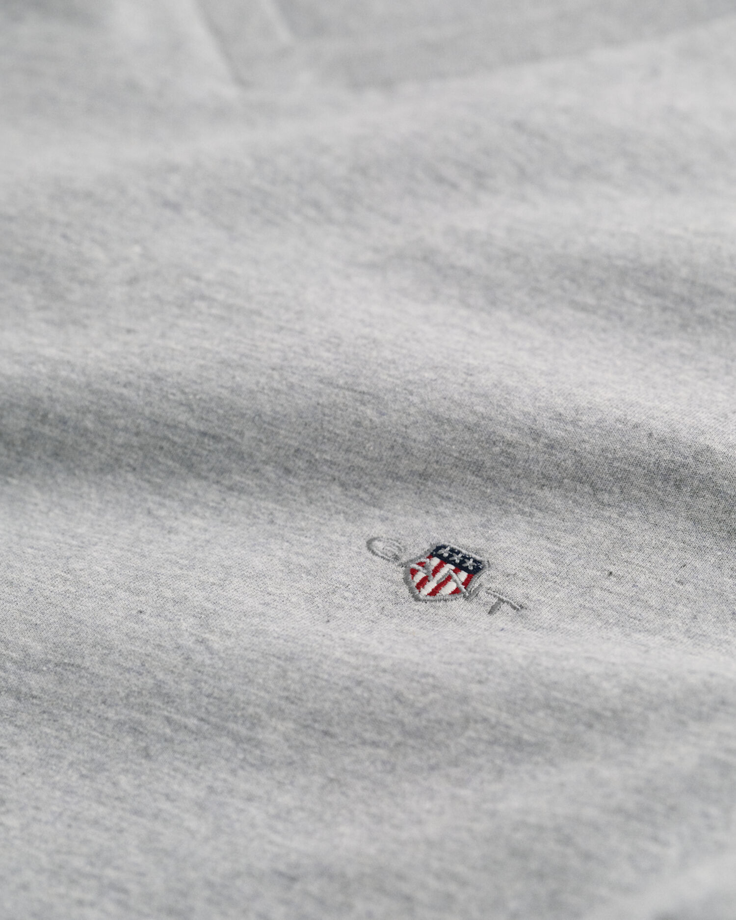 Camiseta Slim Fit Shield con cuello de pico