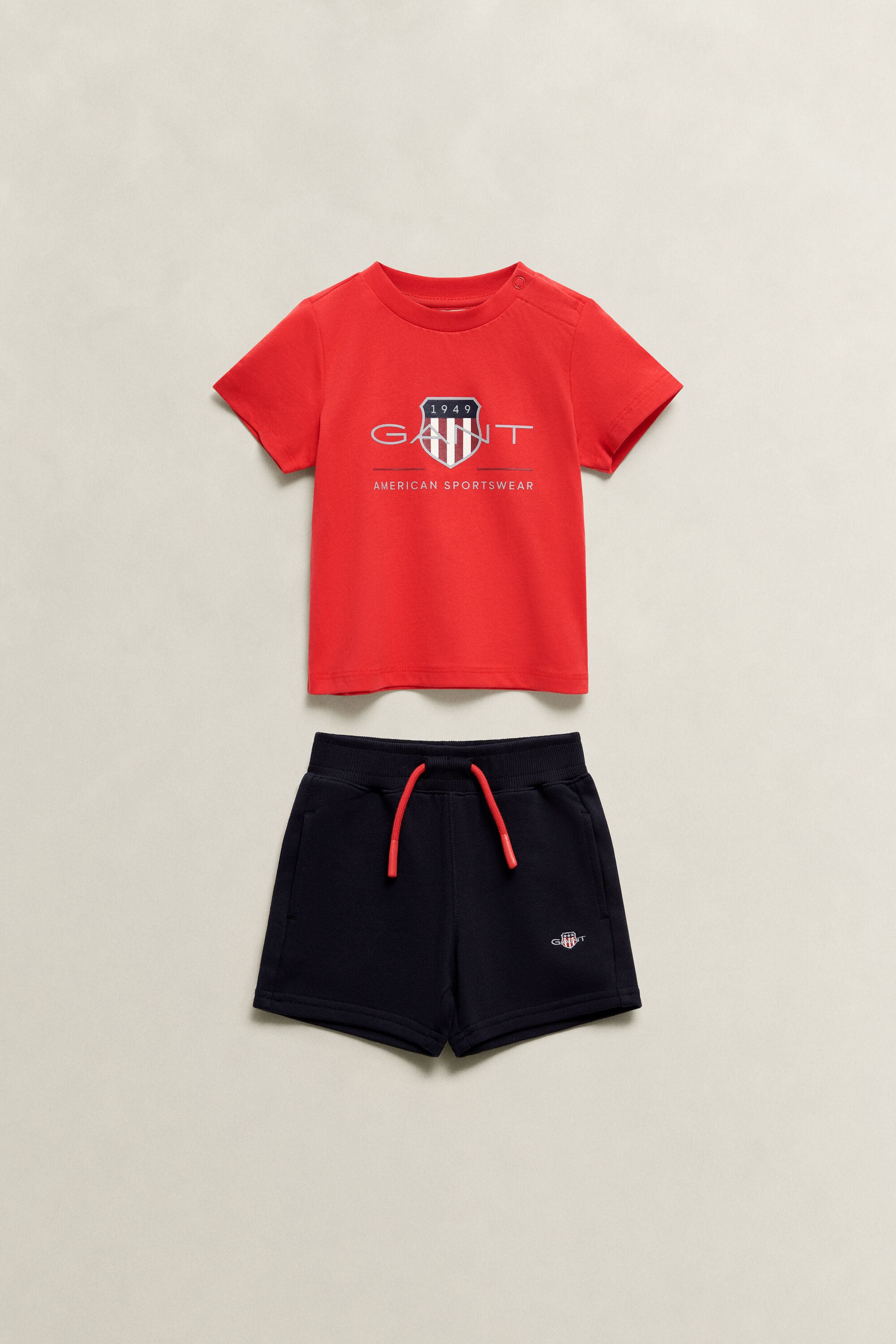 Conjunto de camiseta y pantalones cortos de deporte Archive Shield Boys