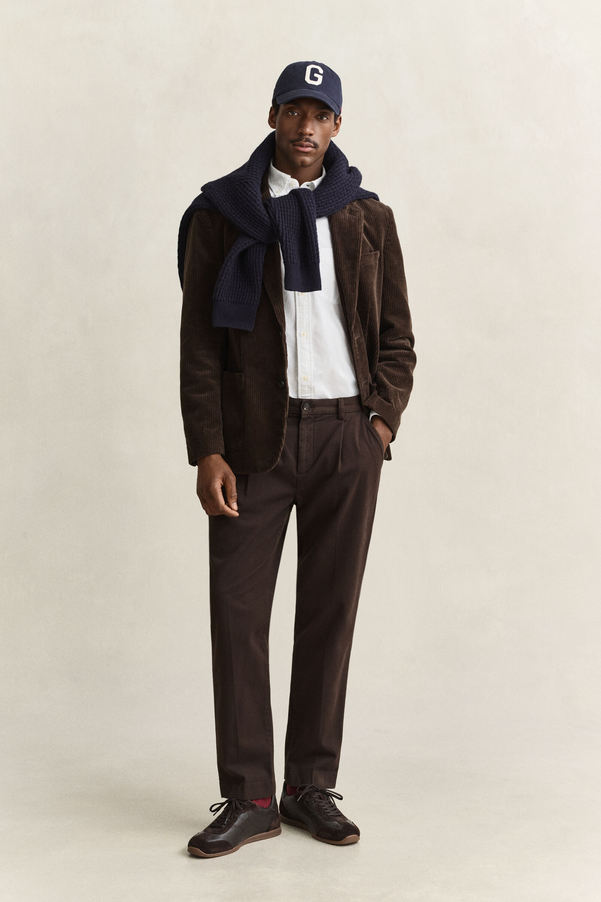 Pantalones chinos ajustados en el bajo