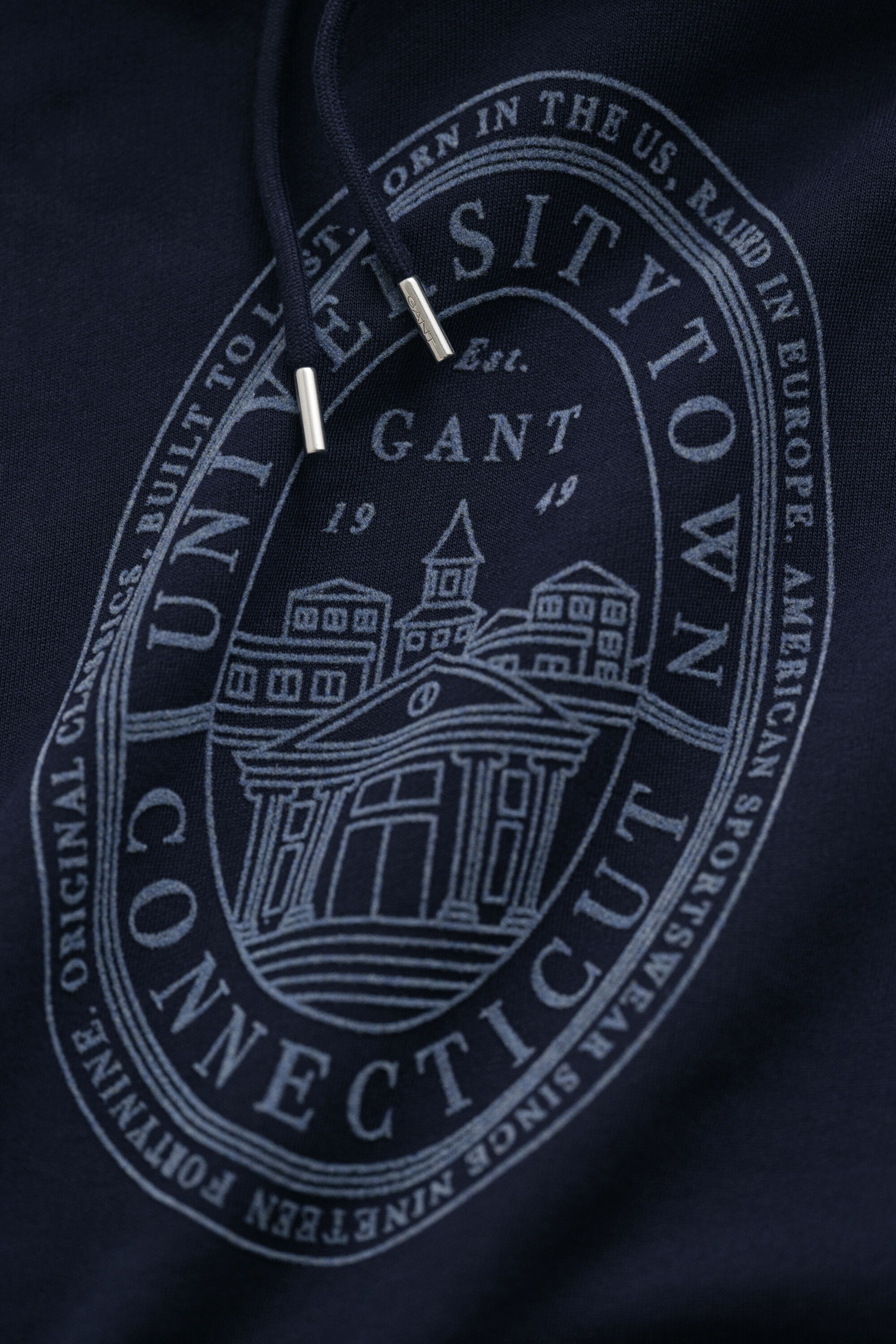 Sudadera con capucha y diseño de temporada