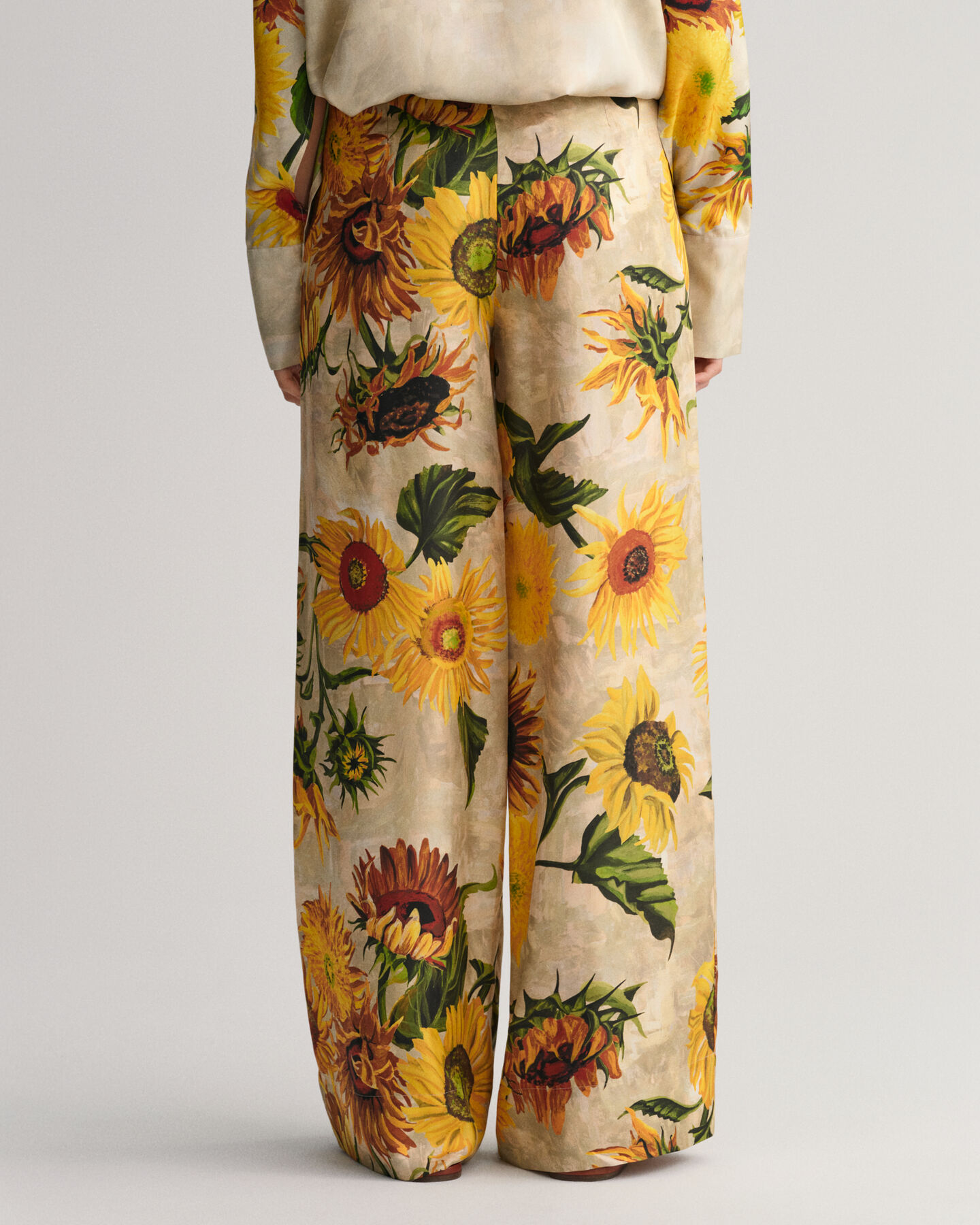 Pantalones de seda y pernera ancha con estampado de girasoles