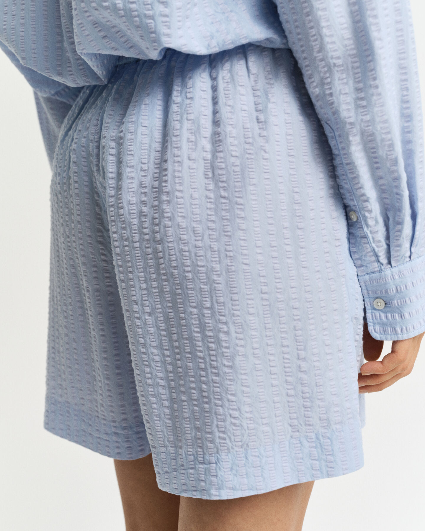 Pantalones cortos de sirsaca a rayas del mismo tono