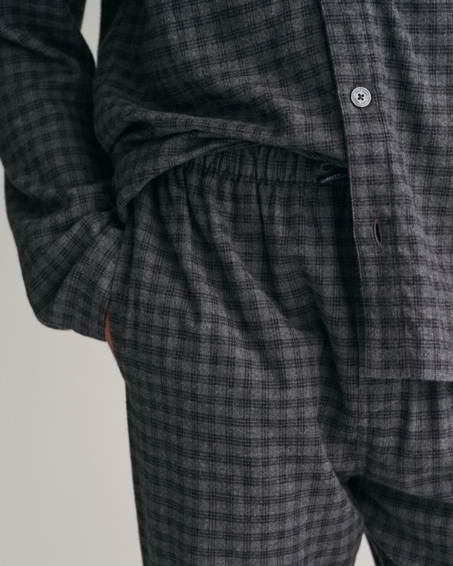 Caja de regalo con camisa y pantalones de pijama de franela