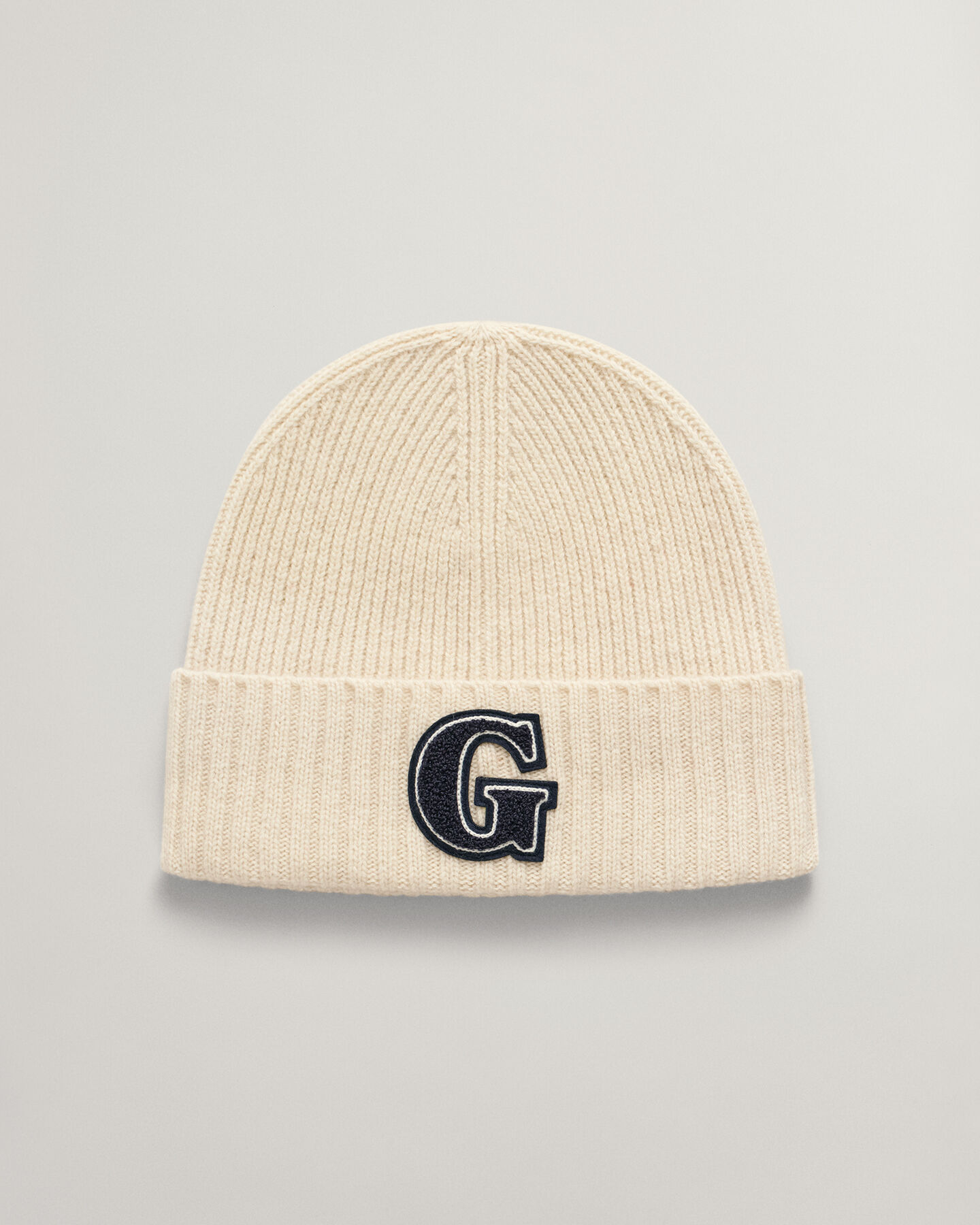 Gorro con insignia G