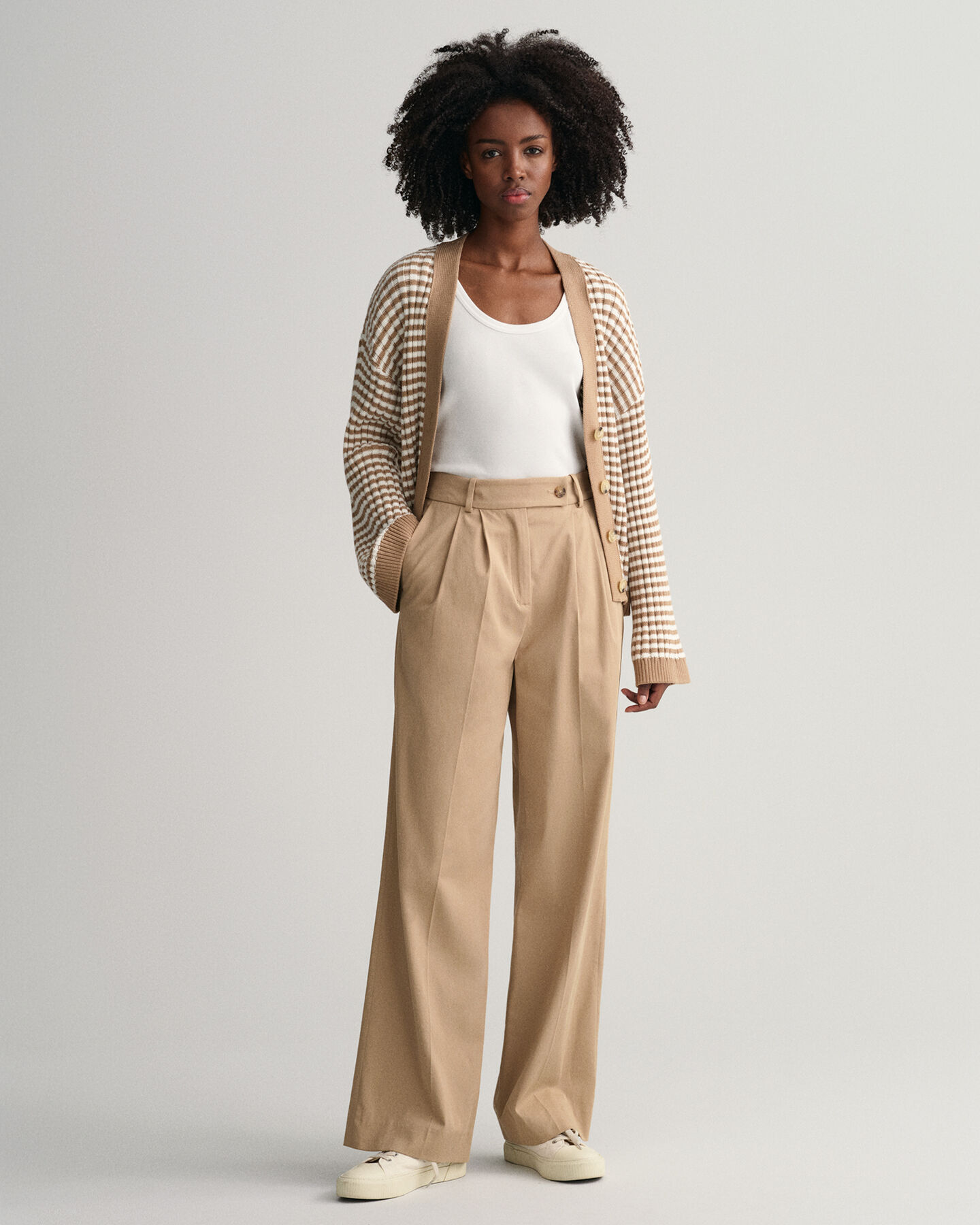 C&aacute;rdigan acanalado de algod&oacute;n a rayas con cuello de pico