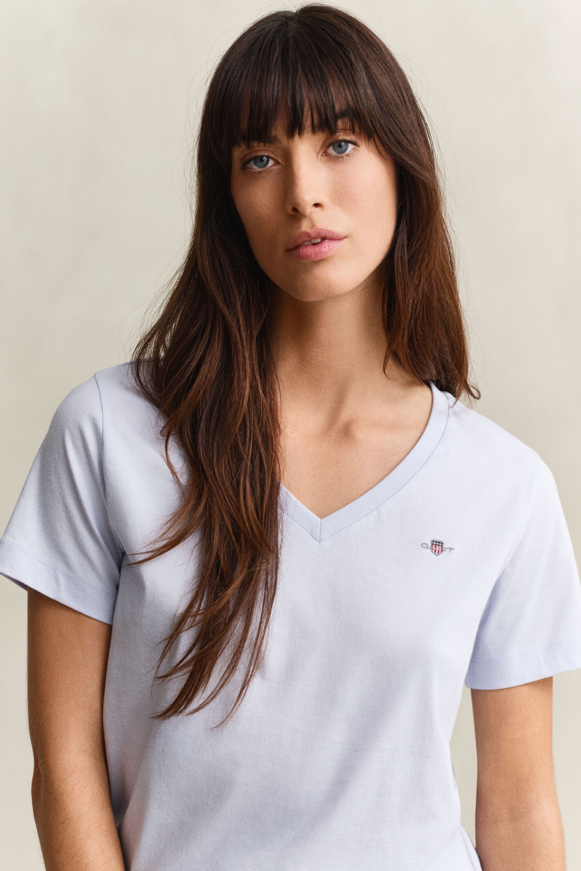 Camiseta Shield con cuello de pico