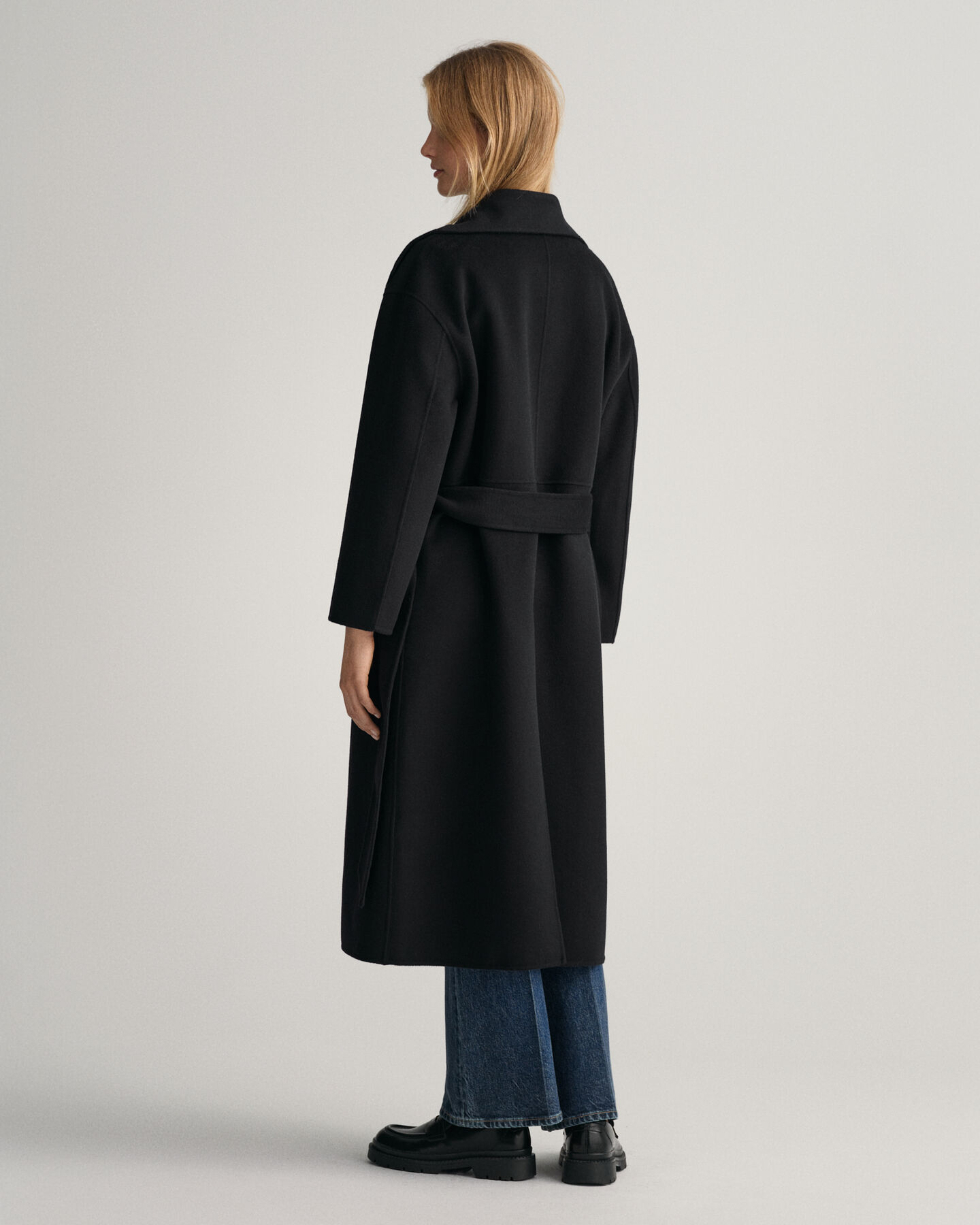 Abrigo cosido a mano con cintur&oacute;n