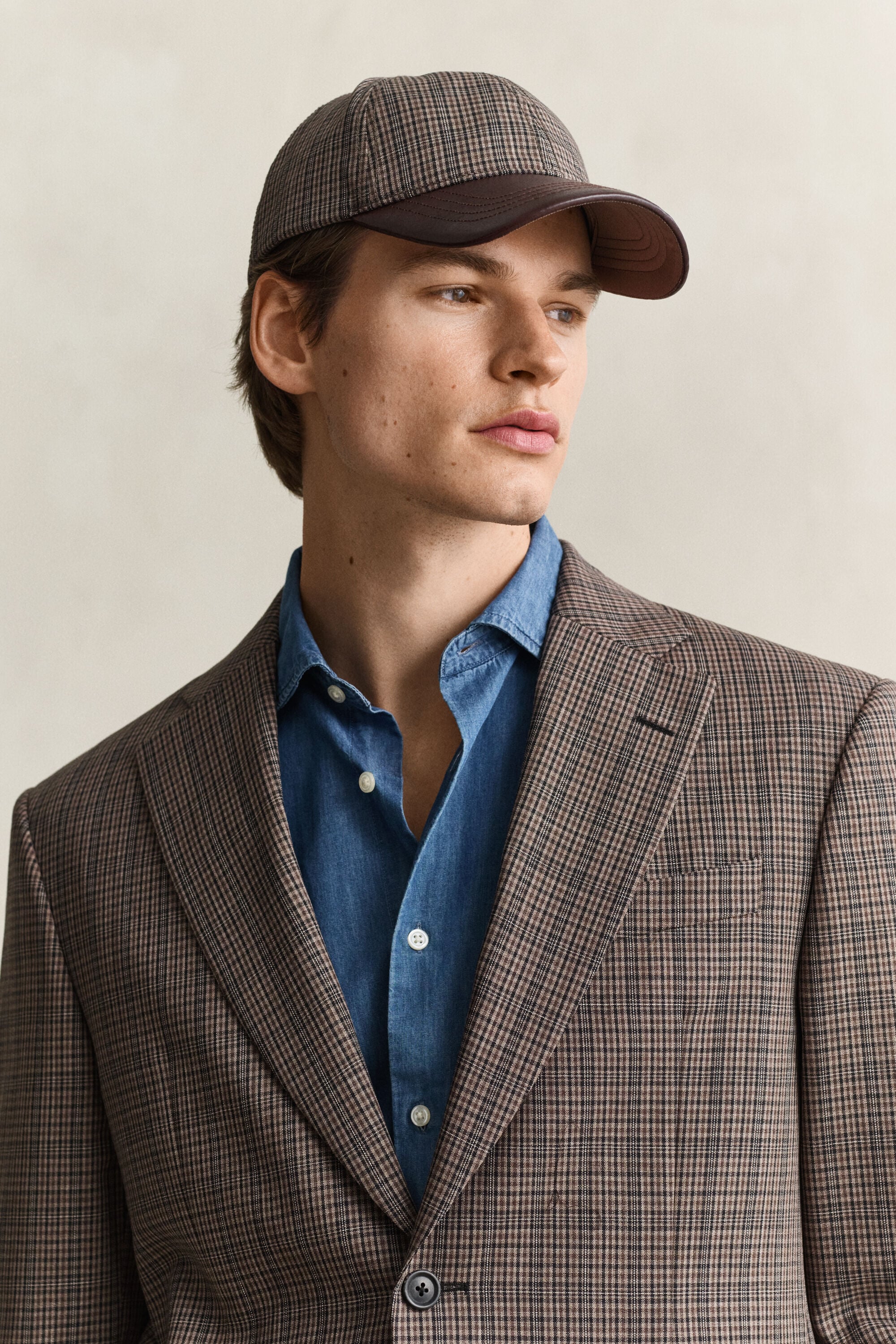Gorra de lana de cuadros con visera de piel
