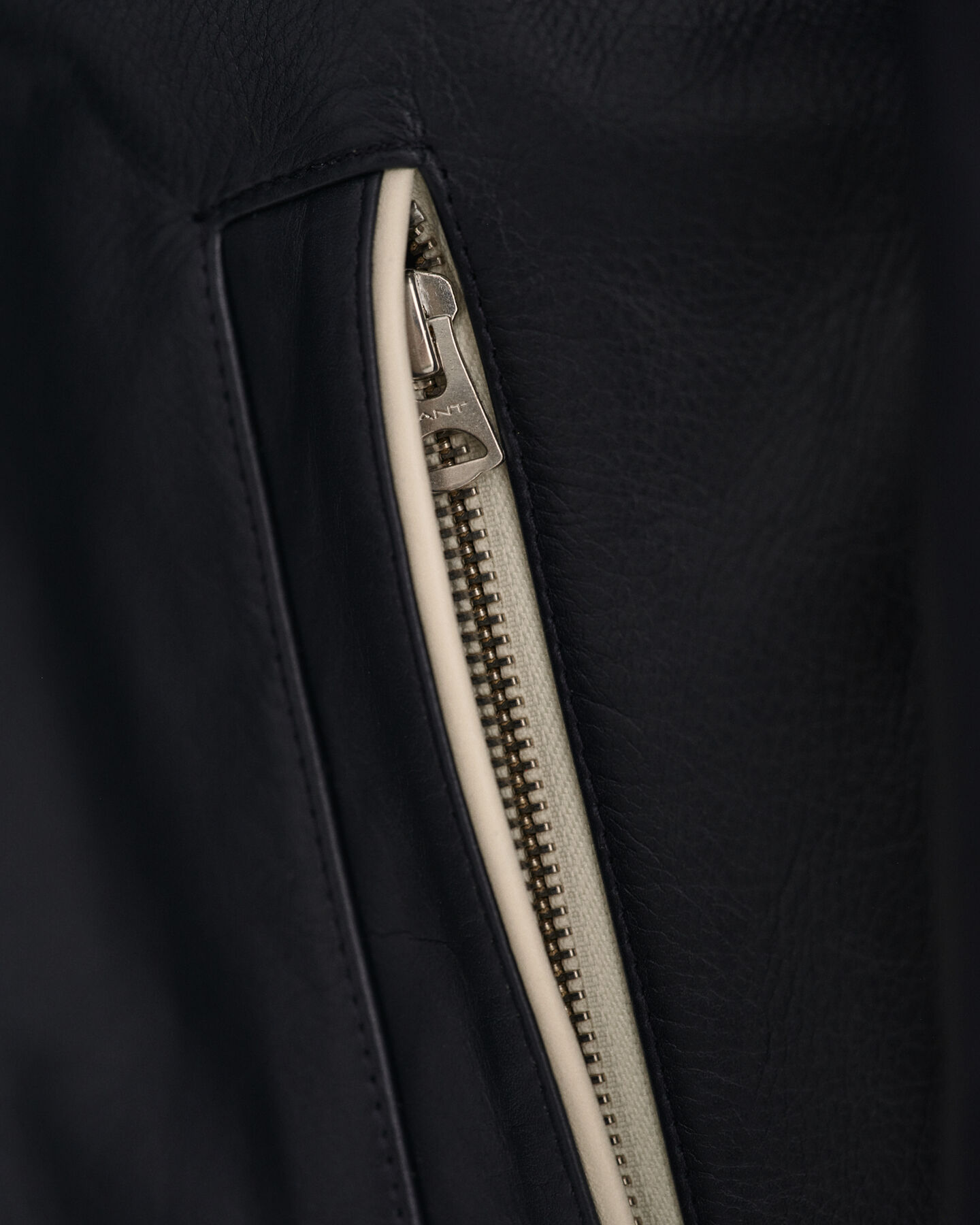 Cazadora corta de piel