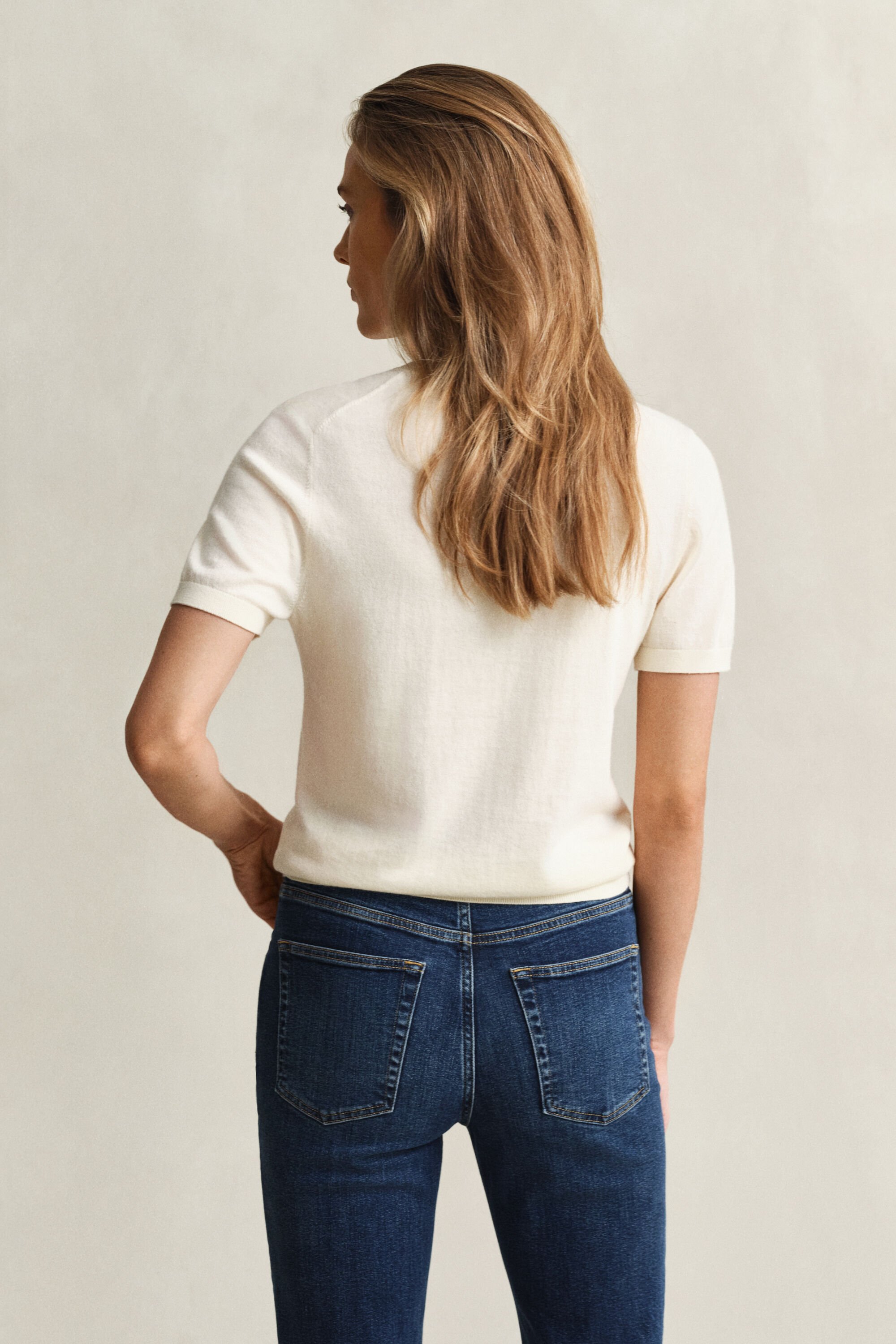 Jersey de punto ligero de manga corta y cuello redondo