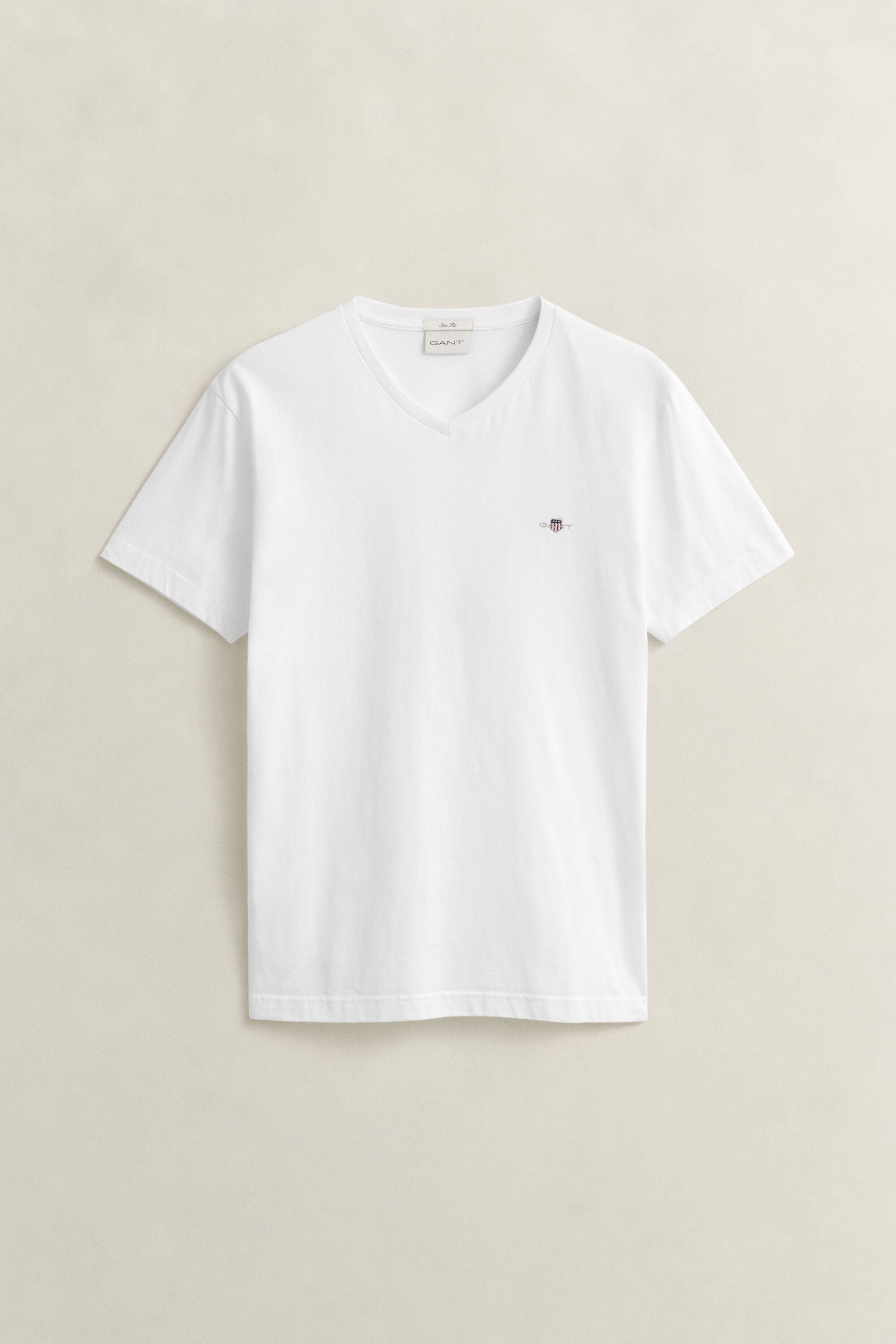 Camiseta Shield con cuello de pico