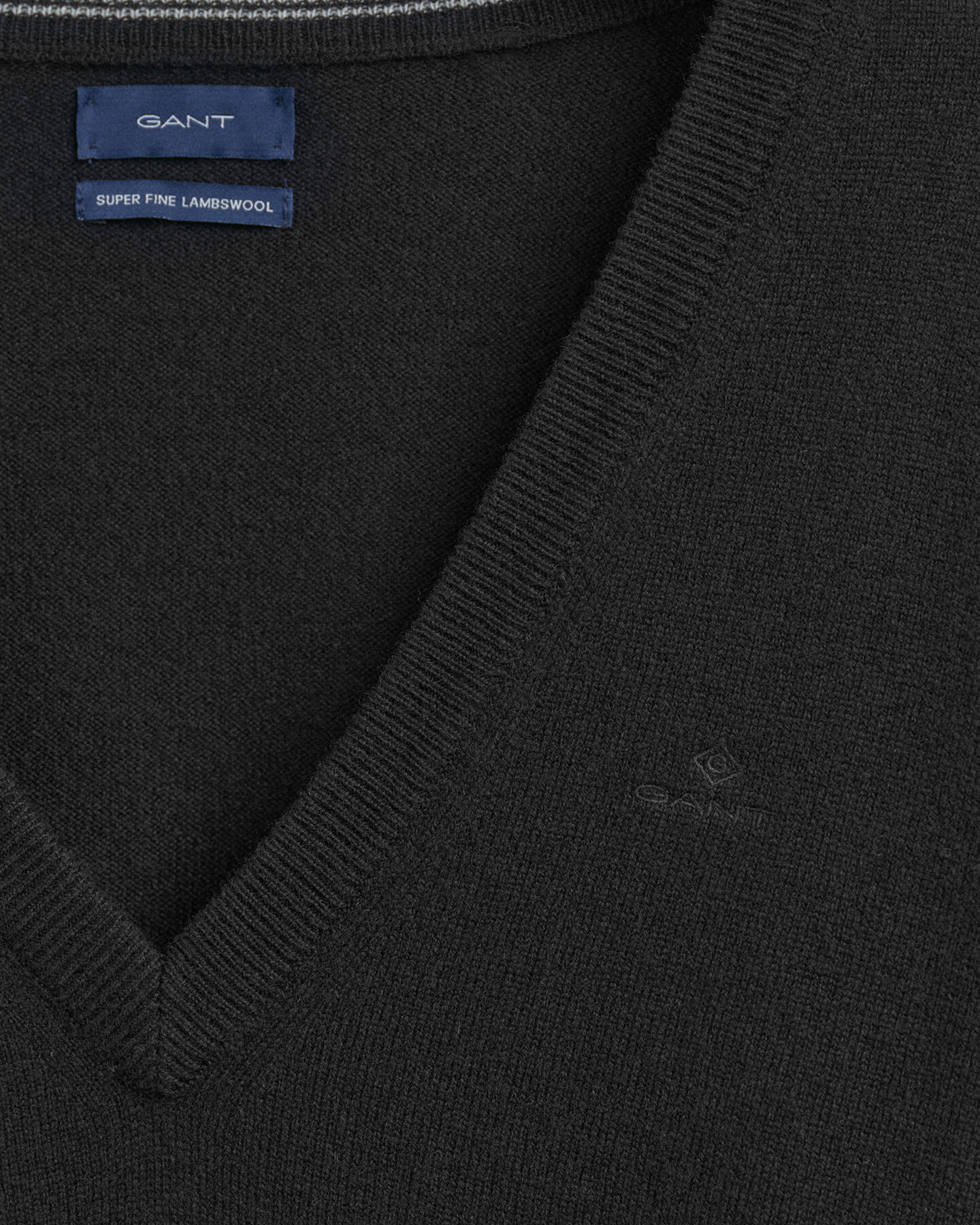 Jersey de cuello de pico en lana de oveja muy fina