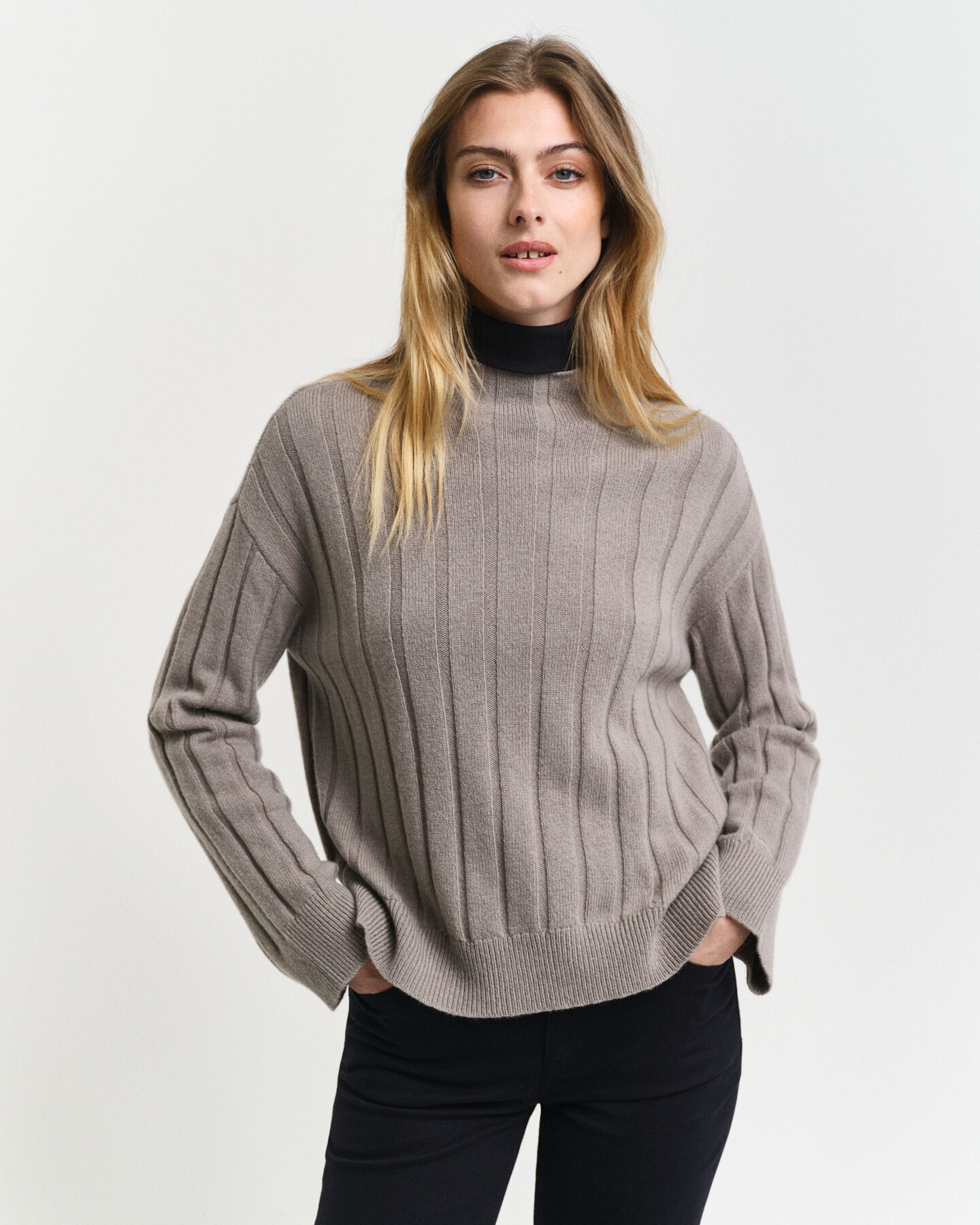 Jersey de lana con cuello recto y canal&eacute; ancho