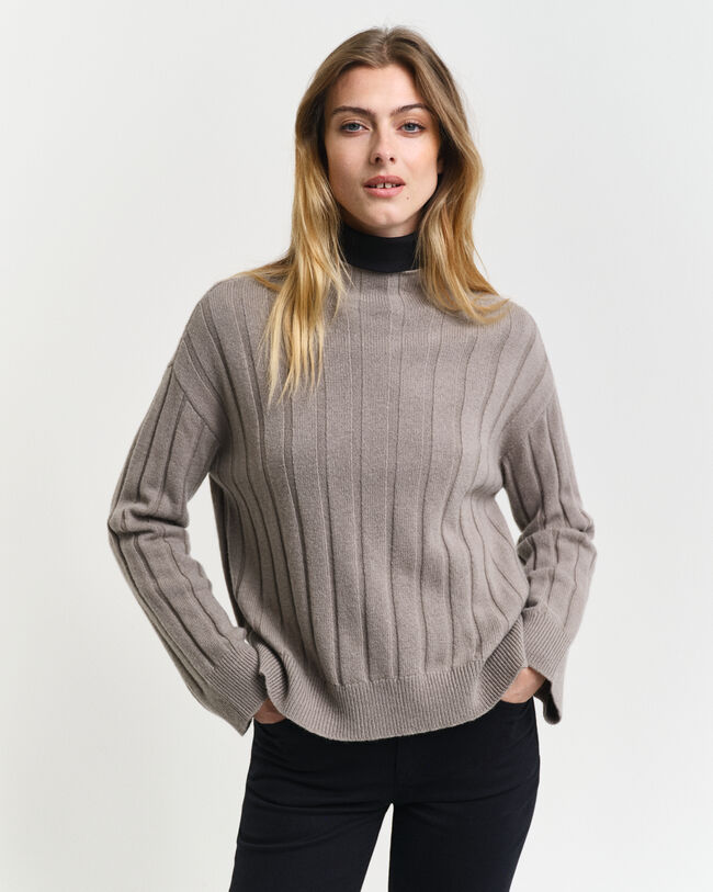 Jersey de lana con cuello recto y canal&eacute; ancho