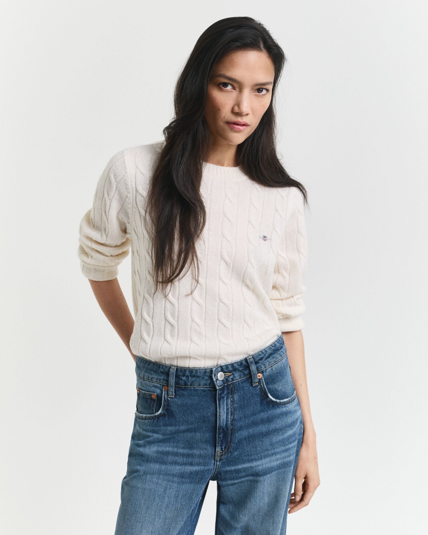 Jersey de cuello redondo y punto de ochos en lana de oveja