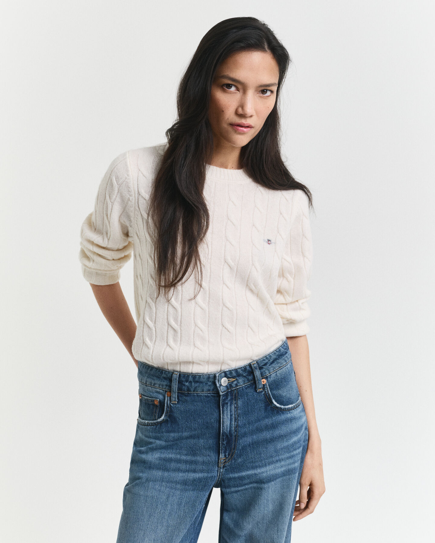 Jersey de cuello redondo y punto de ochos en lana de oveja