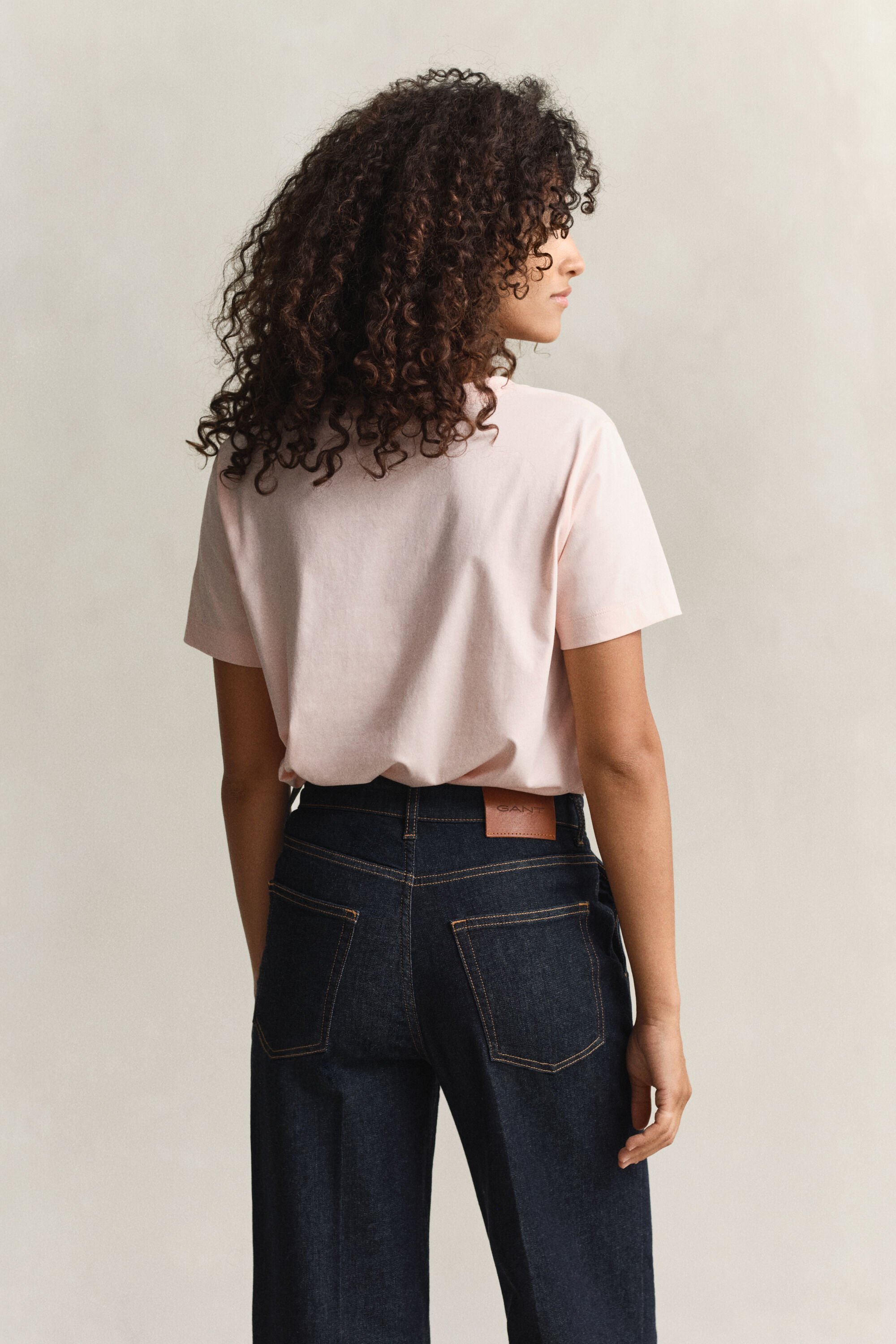 Camiseta Shield con cuello de pico