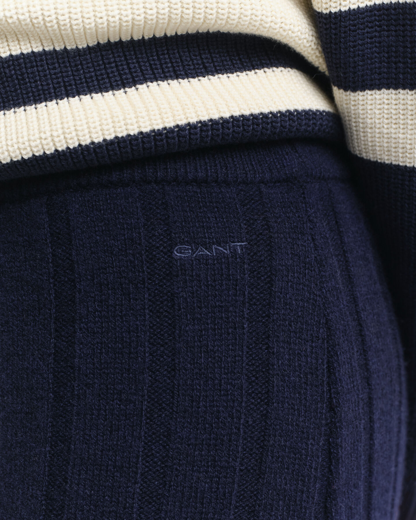 Falda de lana con canal&eacute; ancho