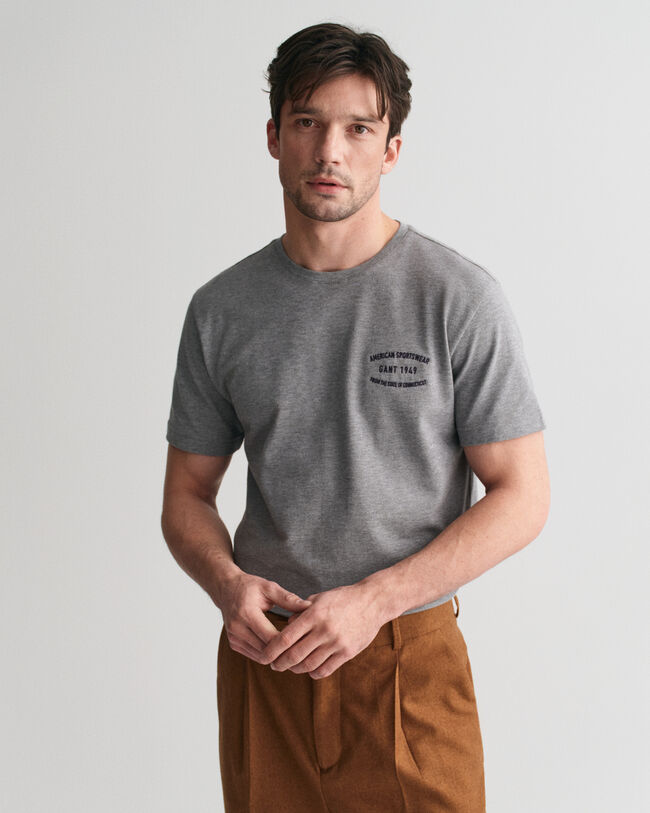 Camiseta de piqu&eacute; con bordado de peque&ntilde;as dimensiones