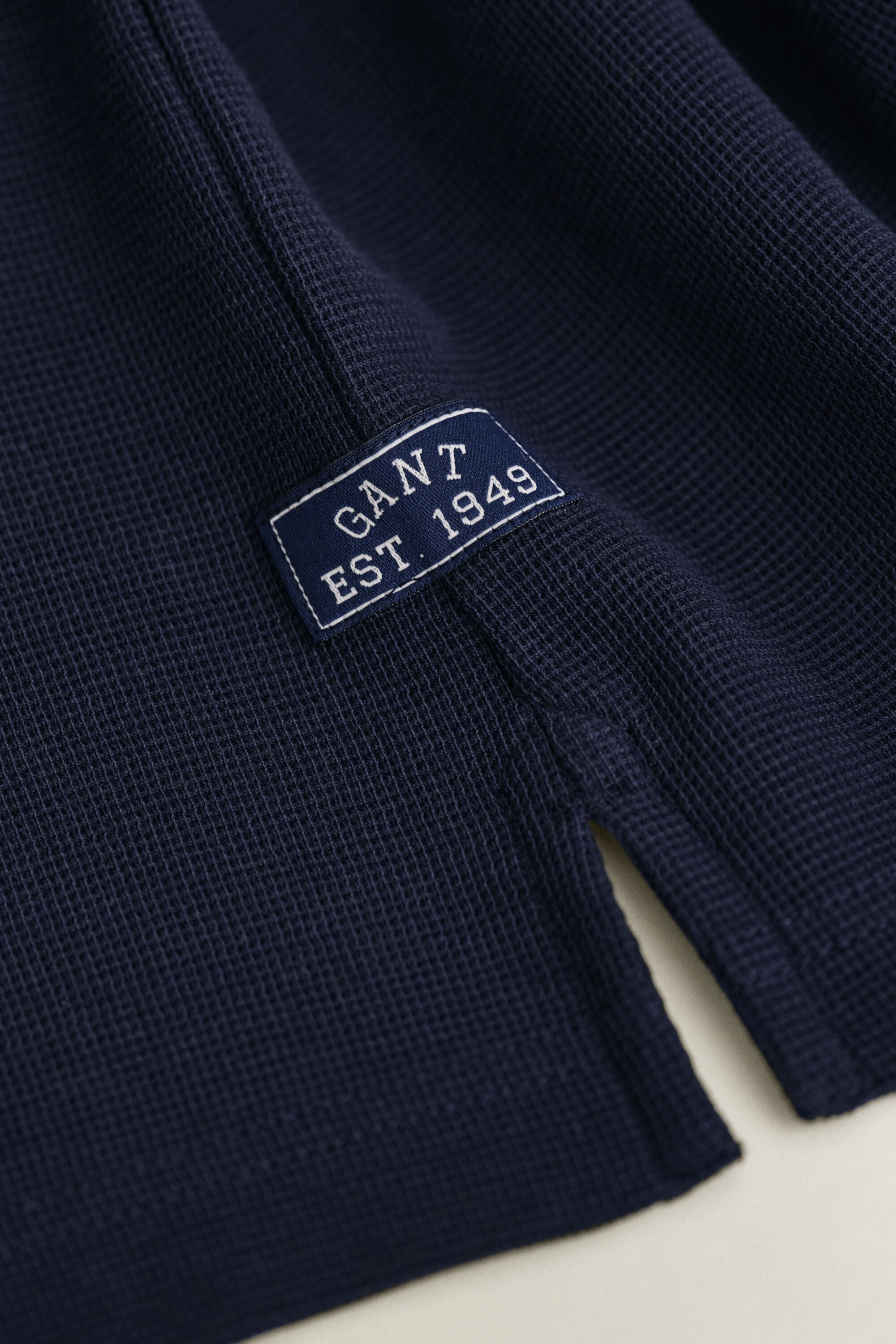 Polo con textura de nido de abeja
