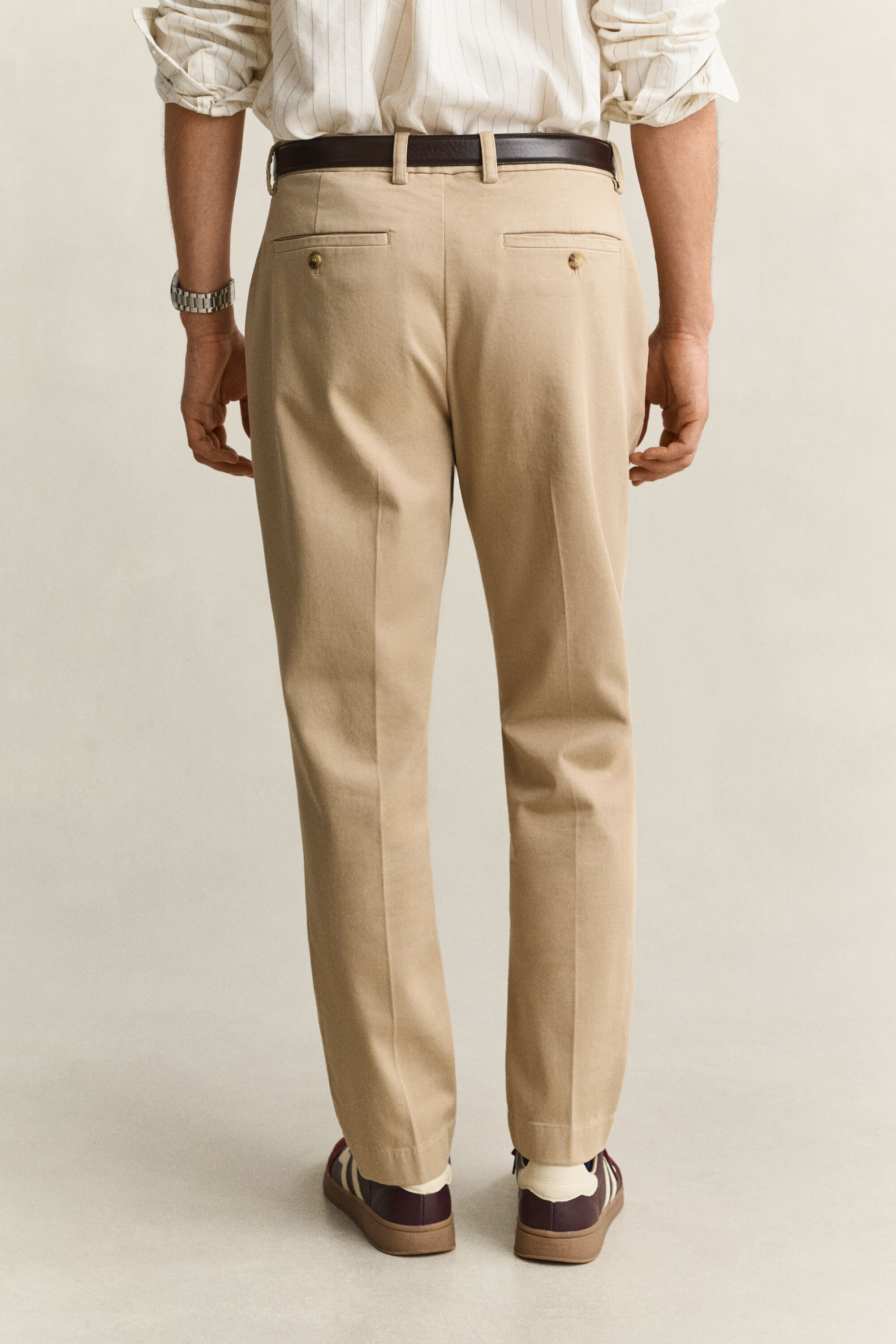 Pantalones chinos ajustados en el bajo