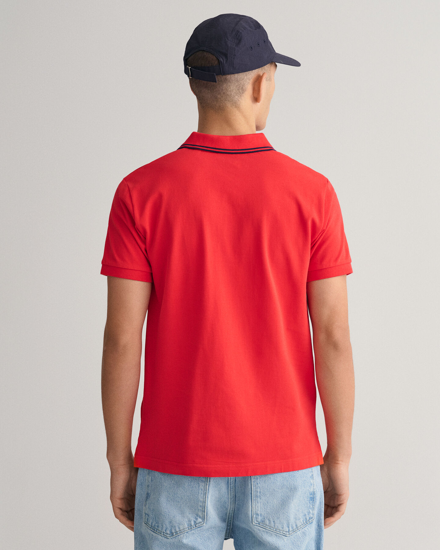 Polo de piqué con cuello a rayas en contraste