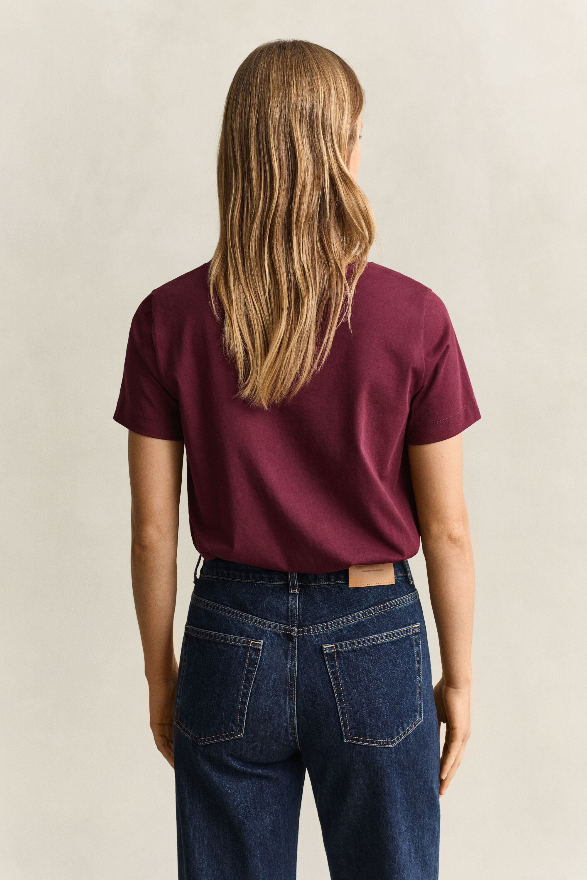 Camiseta Shield con cuello de pico