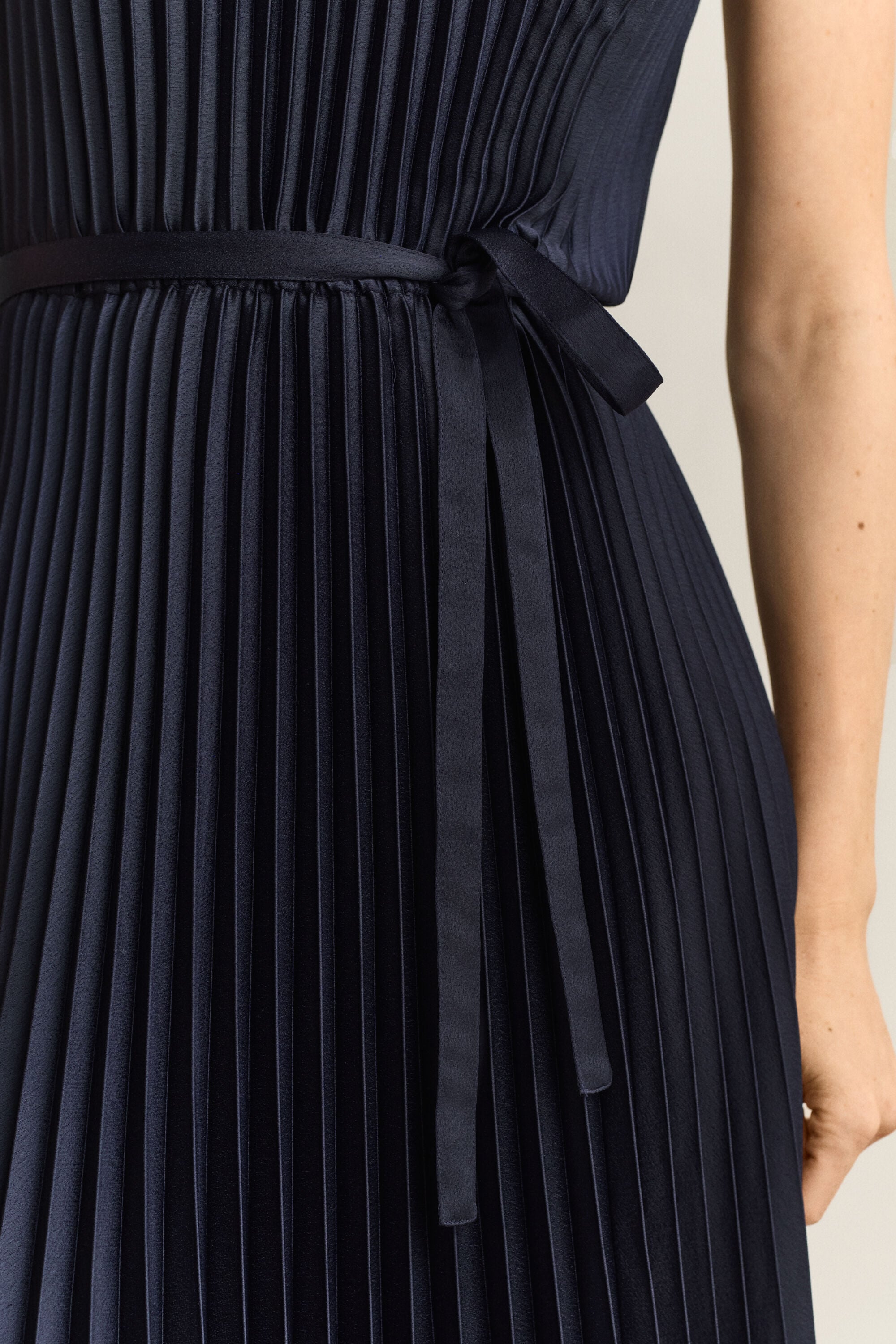 Vestido plisado con cinturón