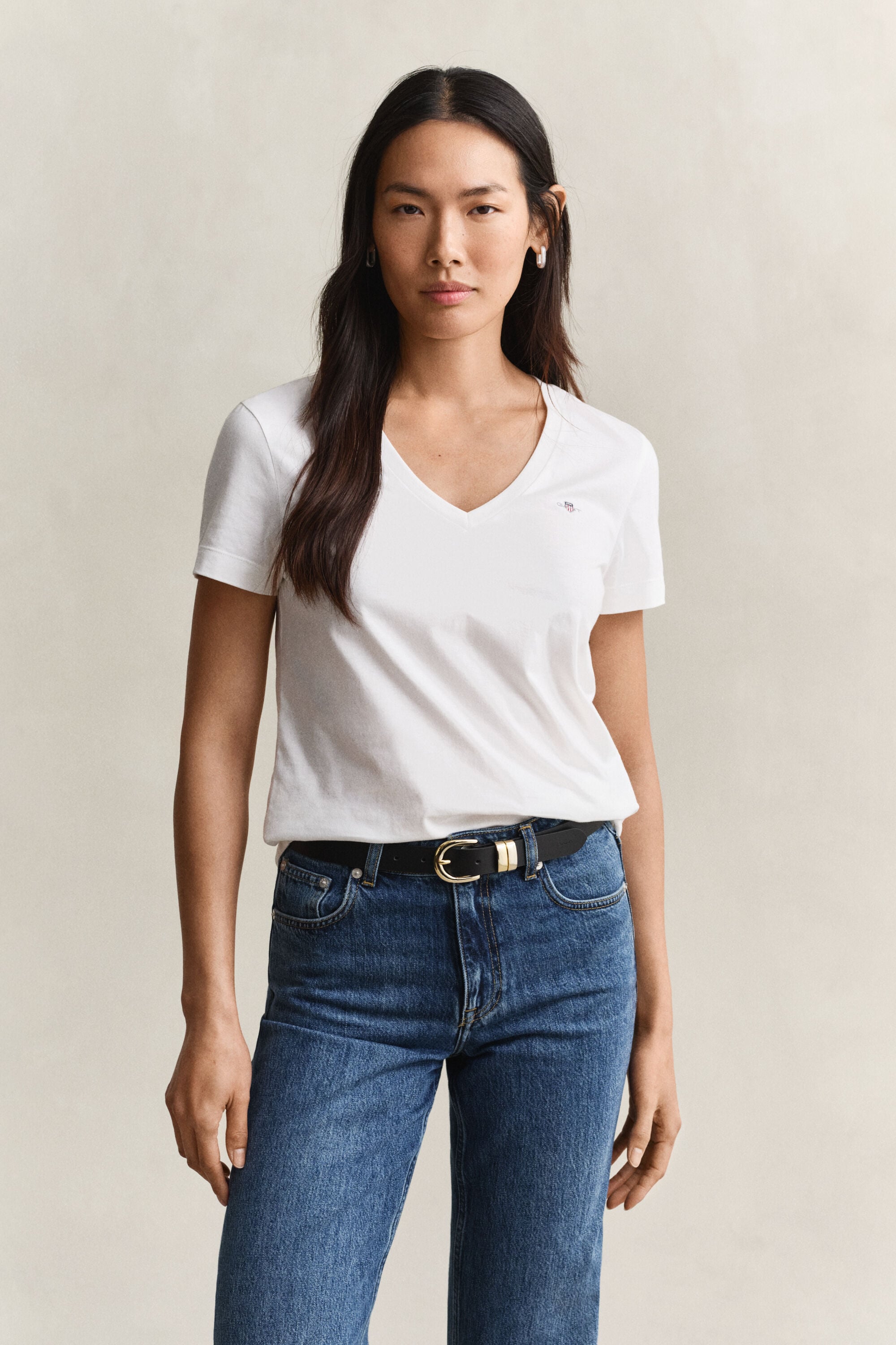 Camiseta Shield con cuello de pico