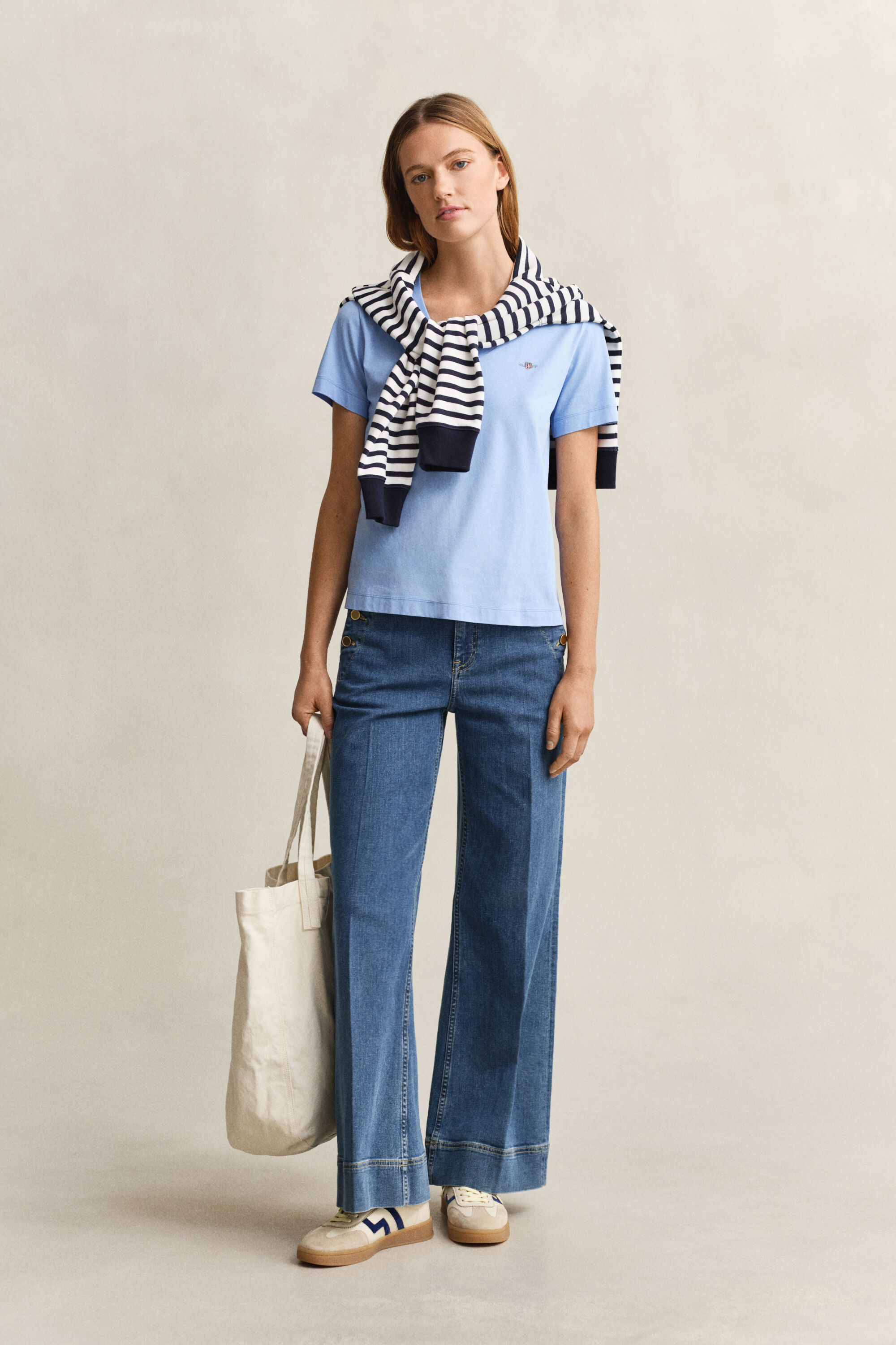 Camiseta Shield con cuello de pico