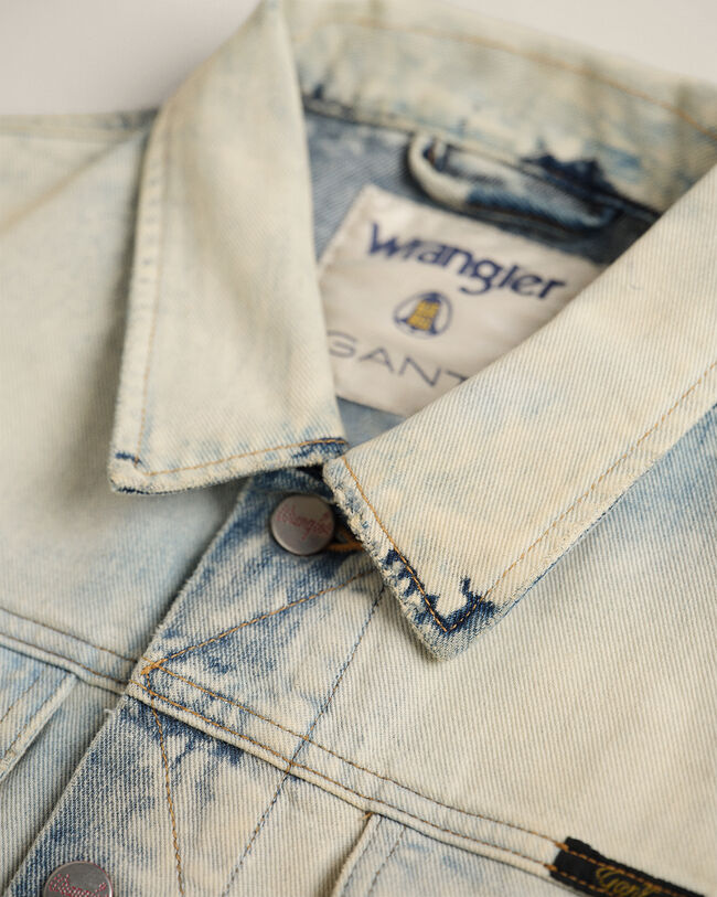 Cazadora vaquera Wrangler x GANT decolorada