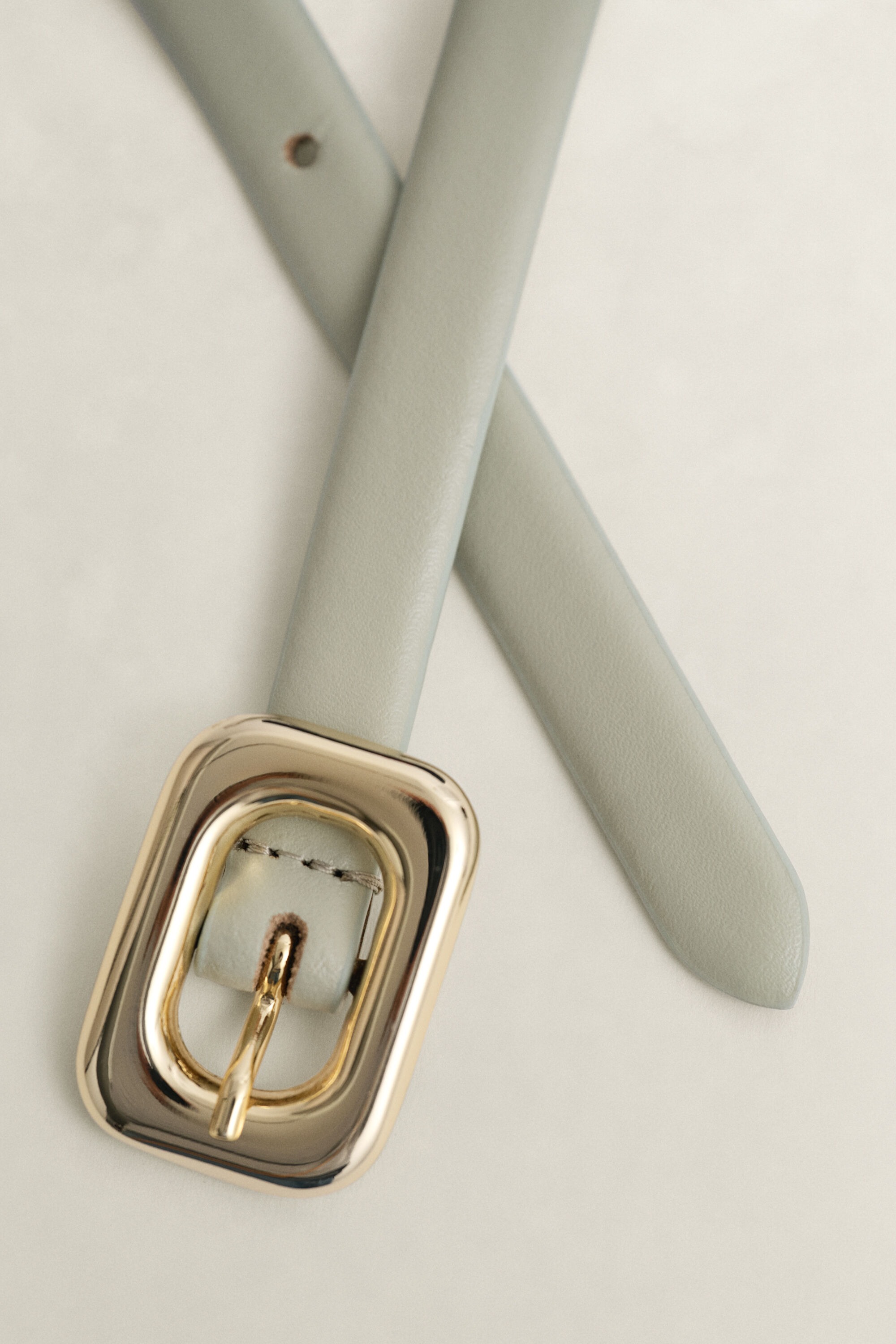 Cinturón de piel con hebilla redondeada