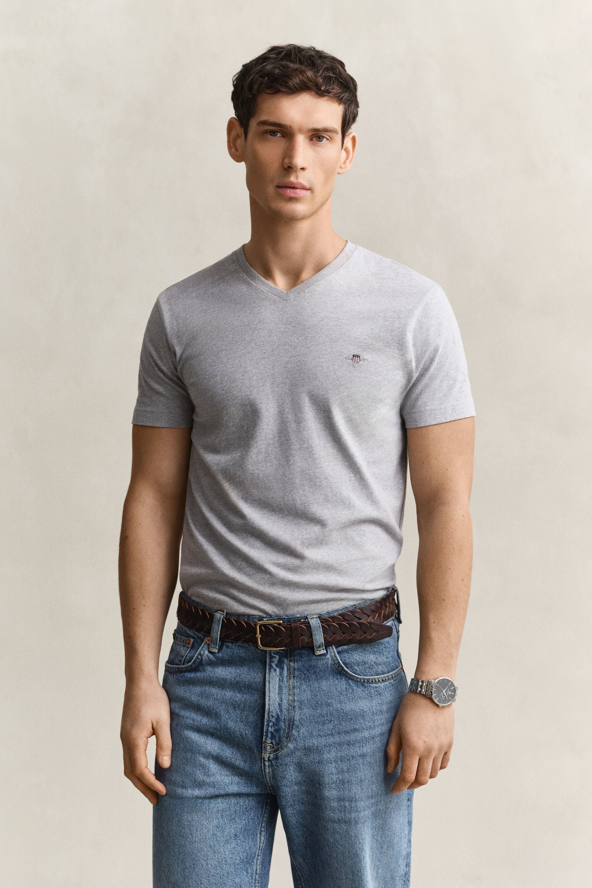 Camiseta Shield con cuello de pico