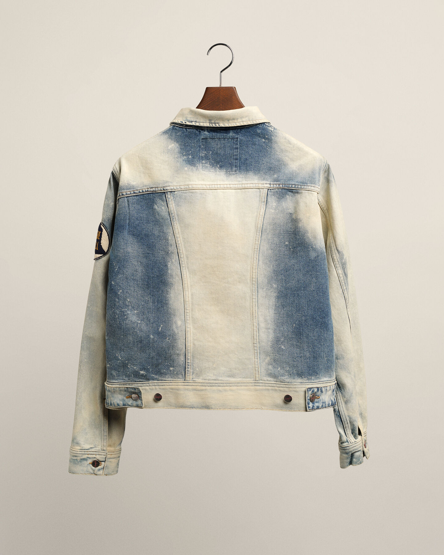 Cazadora vaquera Wrangler x GANT decolorada