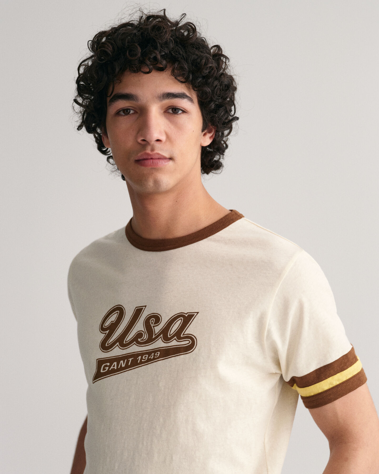 Camiseta GANT USA con mangas a rayas