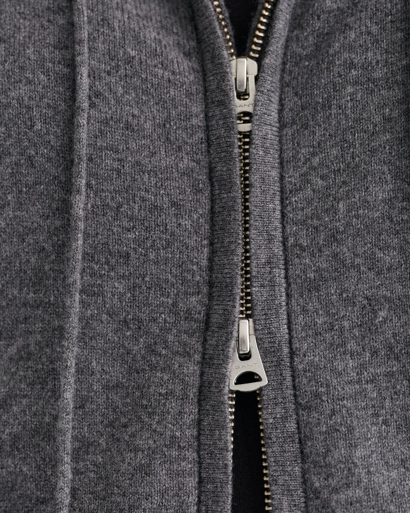 Sudadera con capucha y cremallera en lana de oveja muy fina