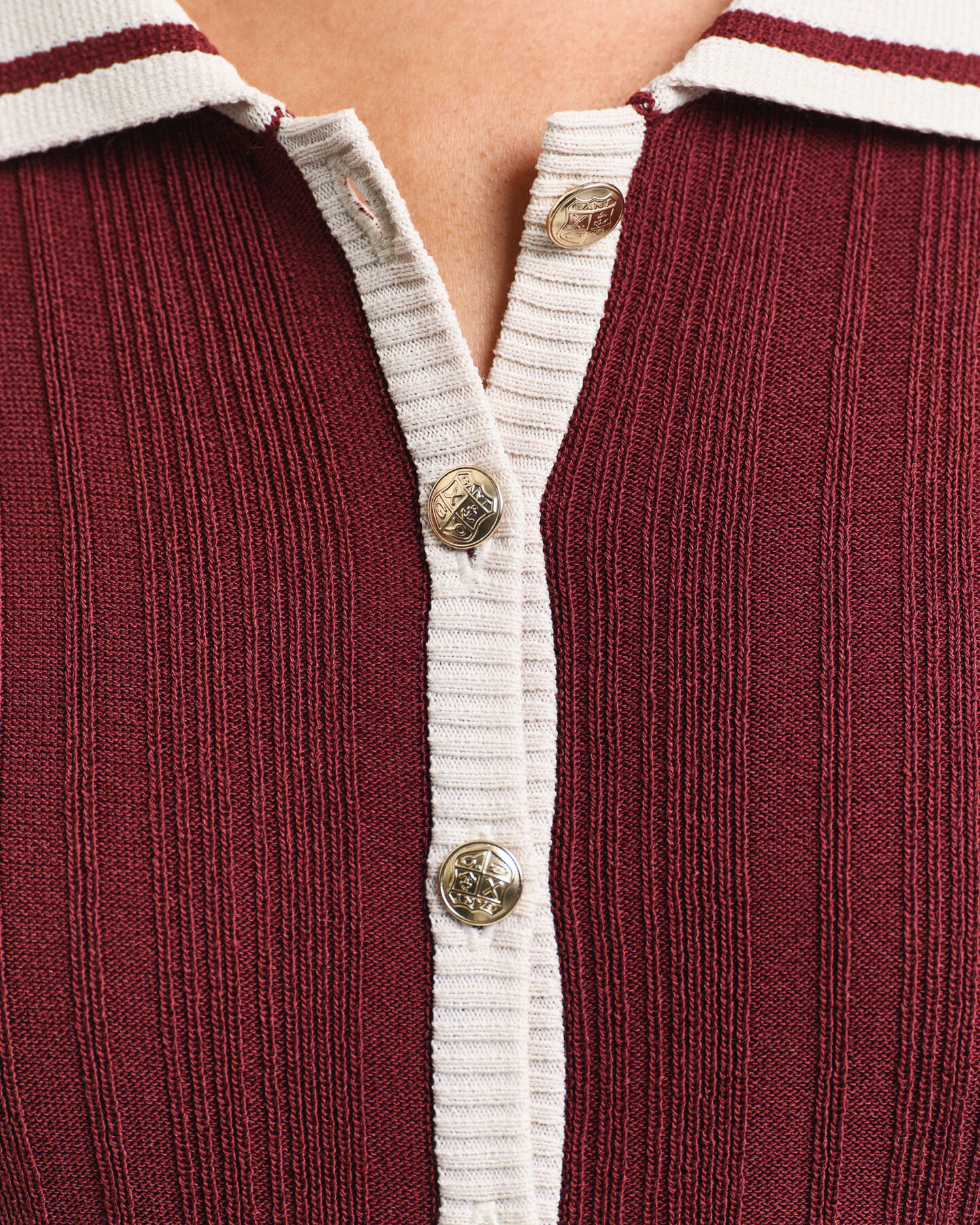 Vestido de punto con canal&eacute; en contraste