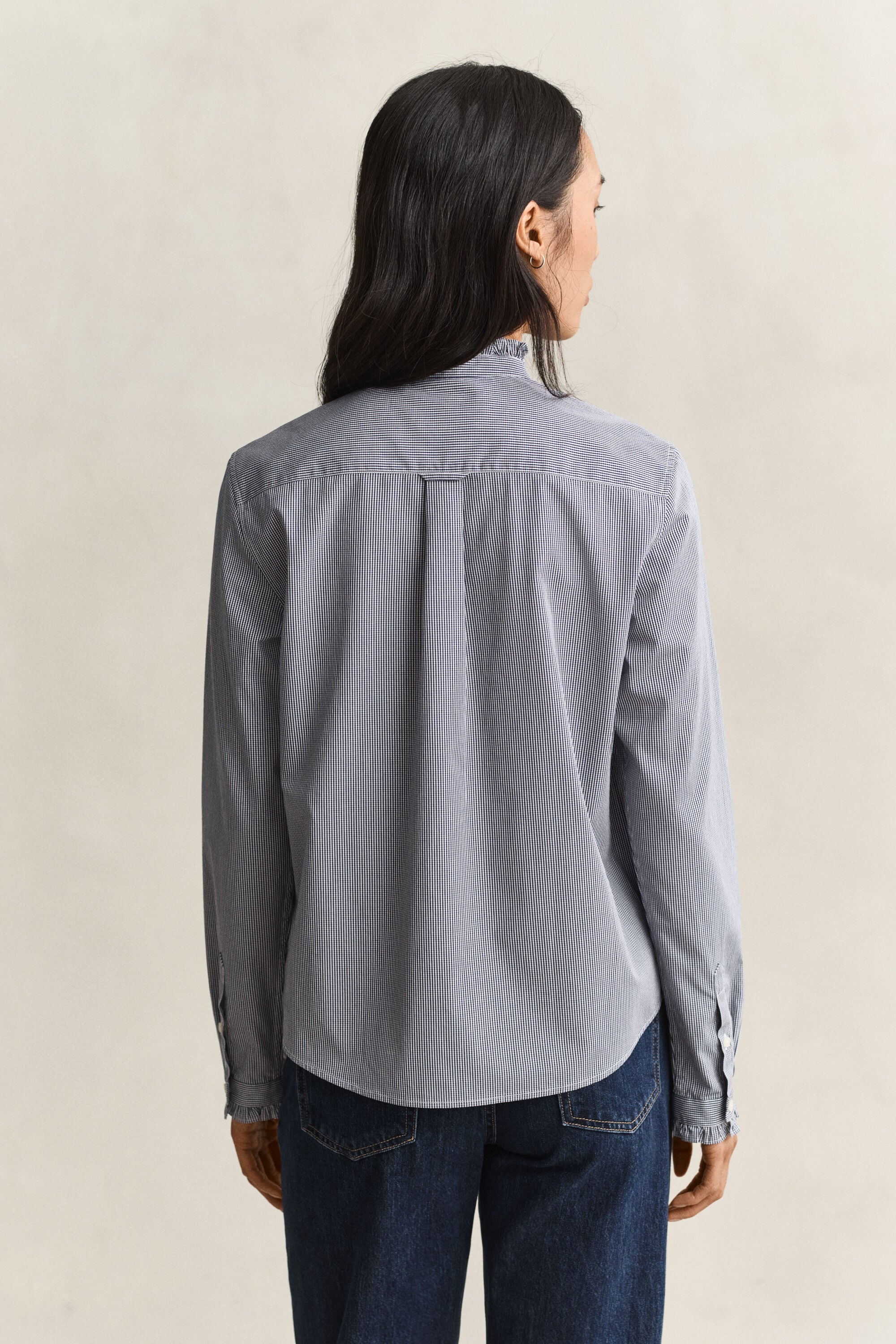 Blusa con volantes en el cuello