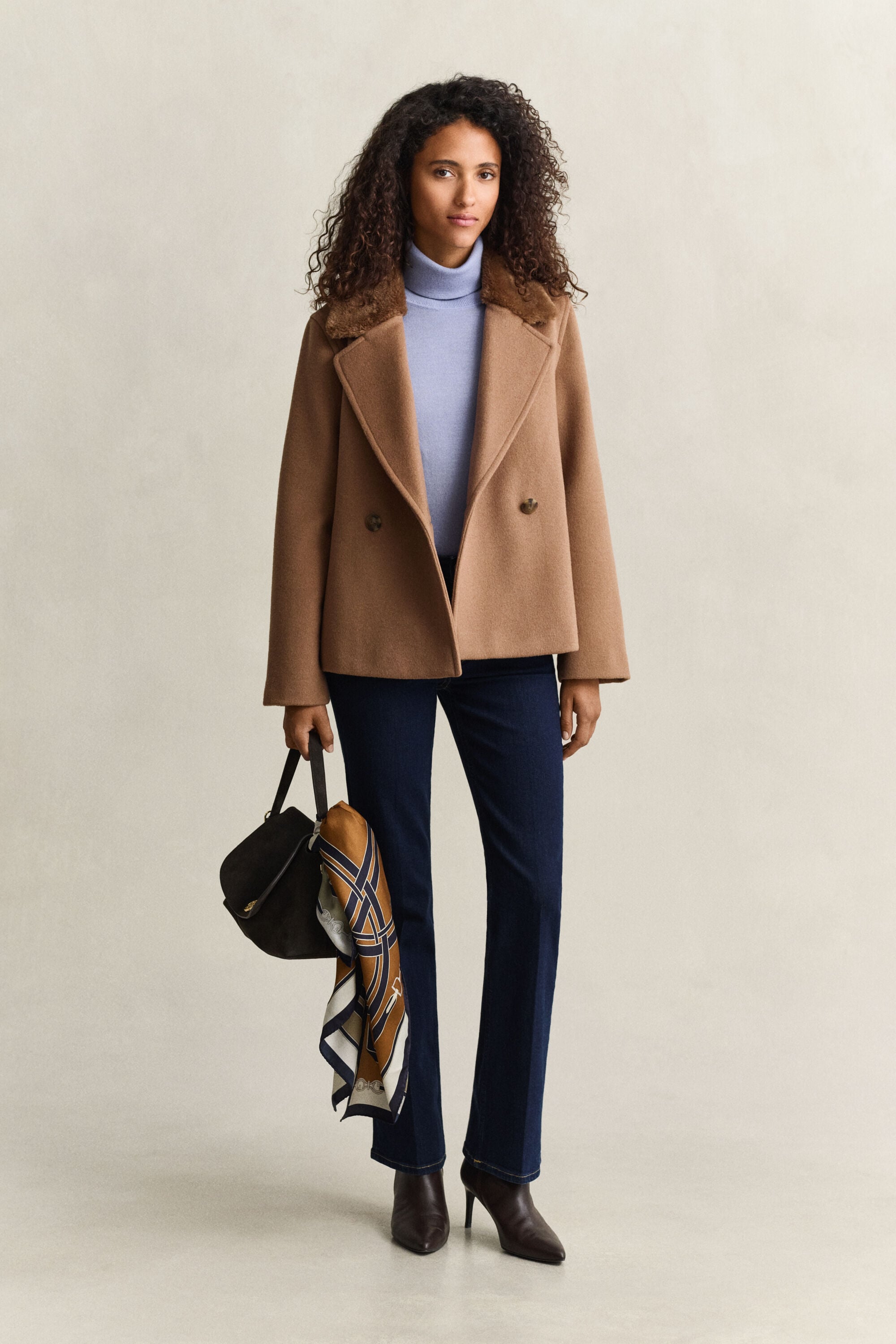 Chaqueta con cuello de pelo sintético